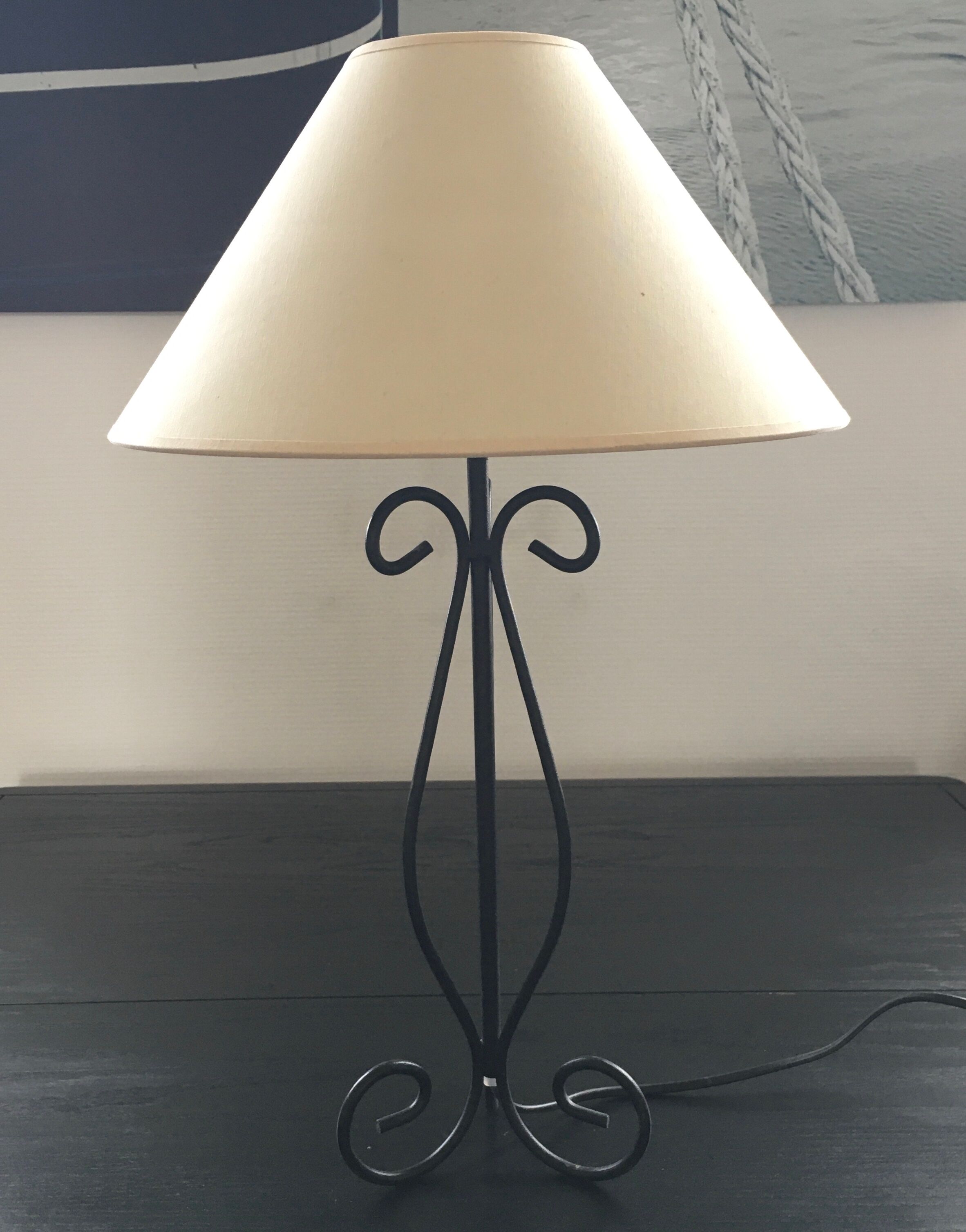Tripod spiral lamp