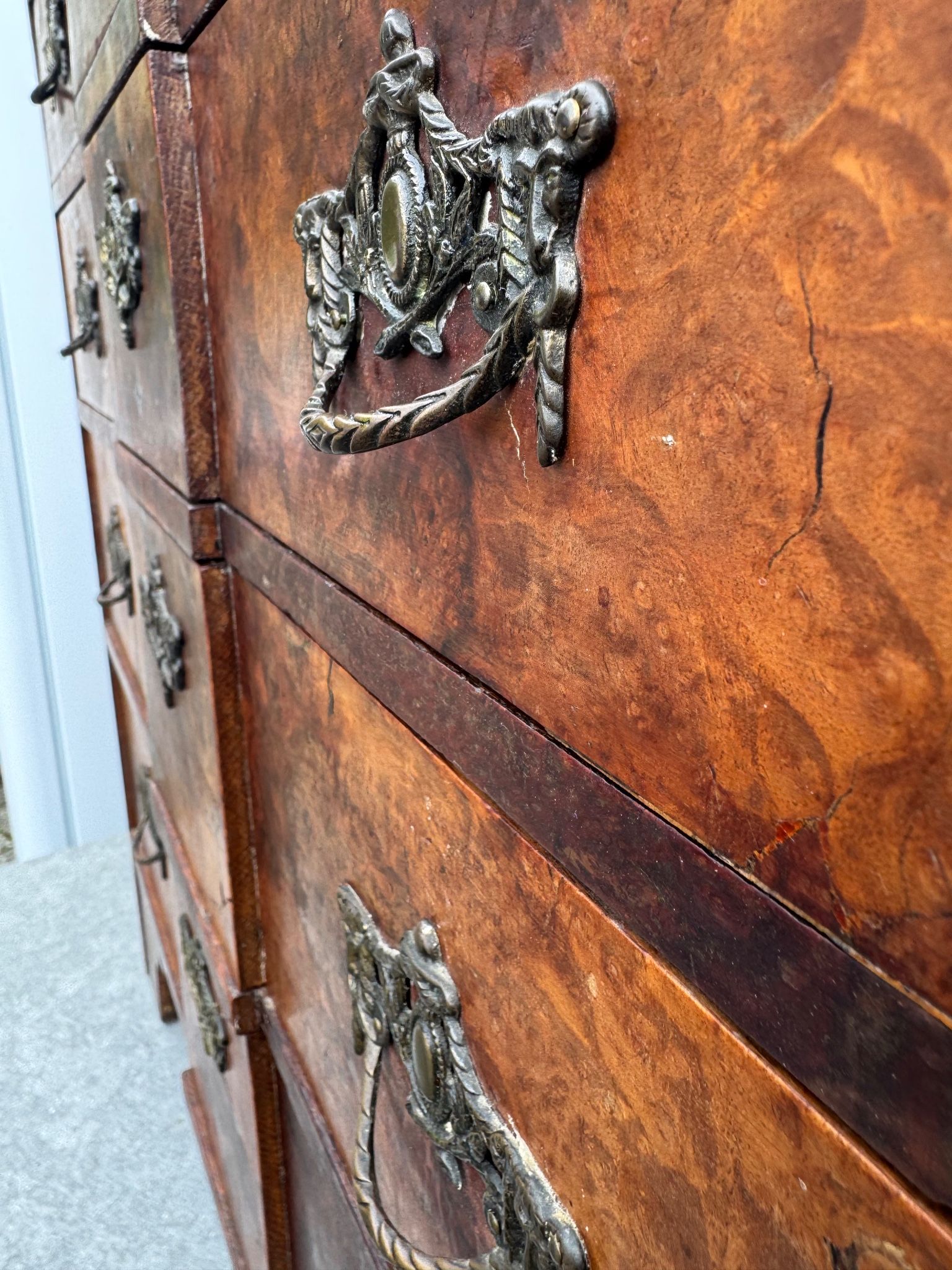 Commode en bois de burl vintage