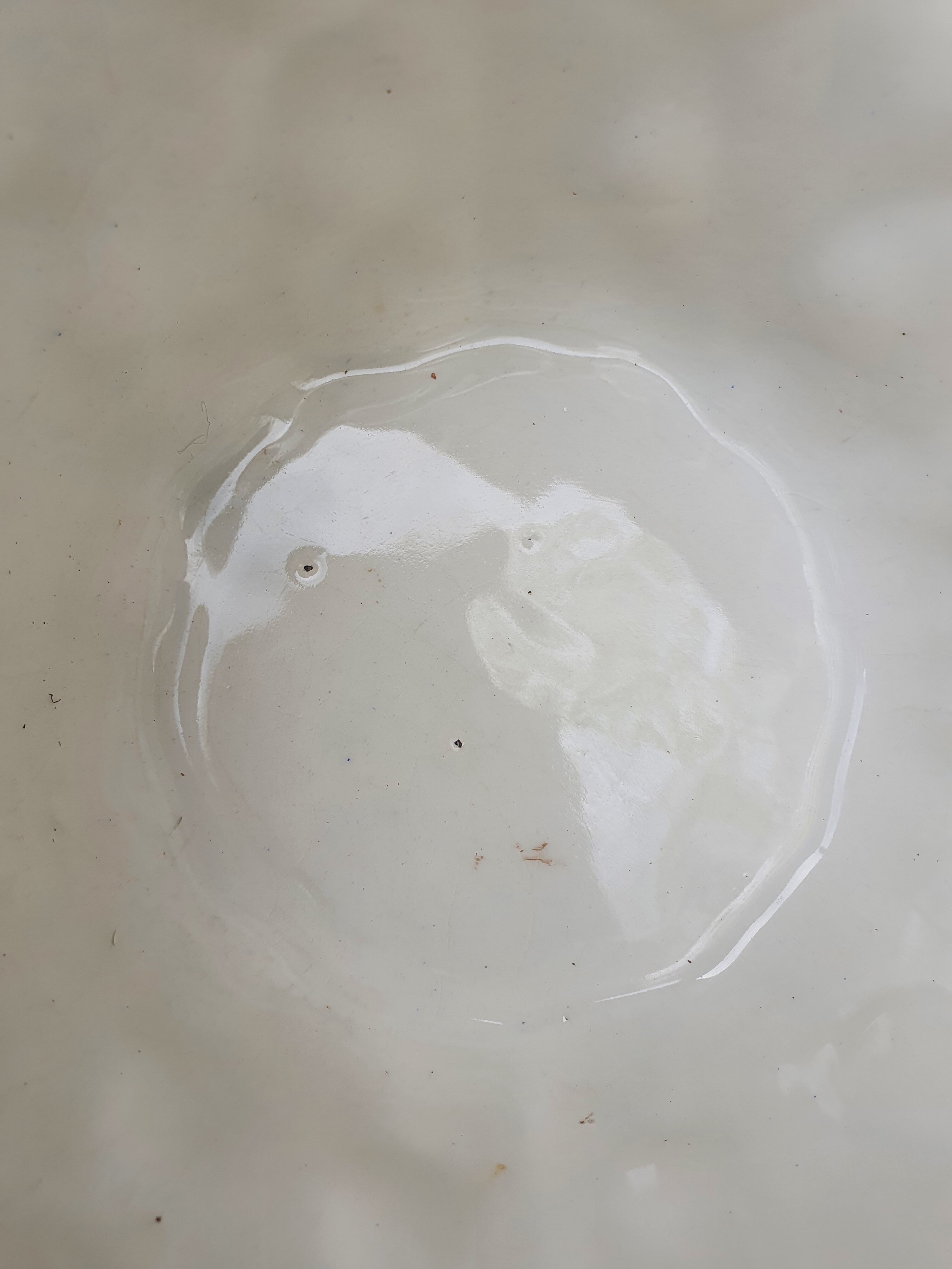 Important white earthenware pot cache with leafy decoration