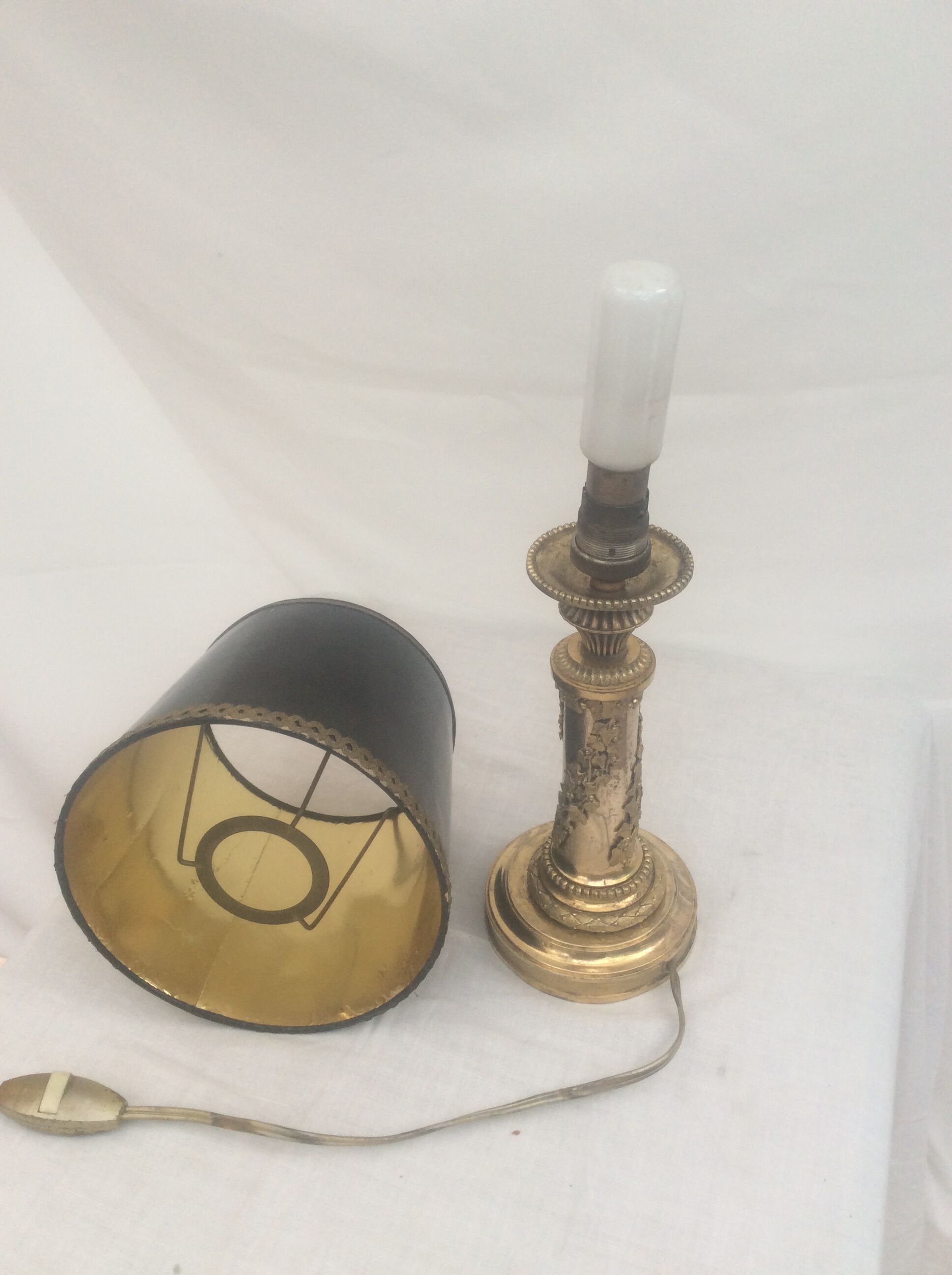Golden bronze lamp, decorated with chiseled bronze with leaf motifs