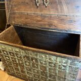 Coffre indien en bois et métal patiné vert