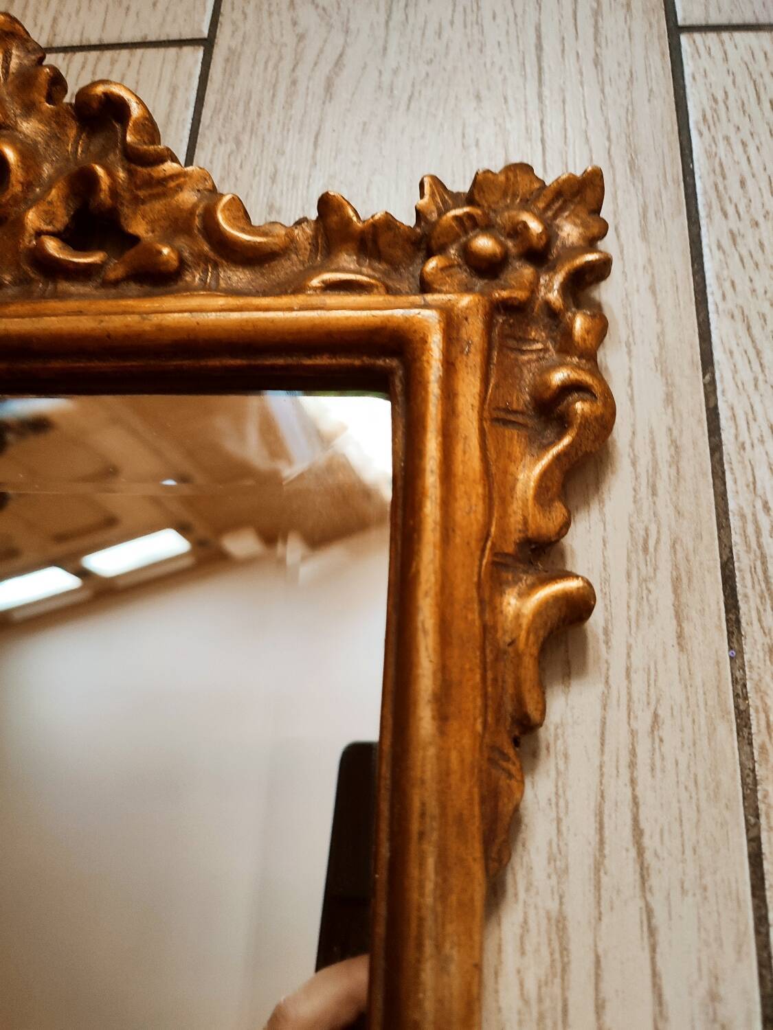 Miroir en stuc a bords biseautés