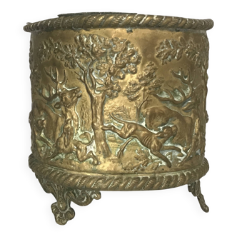 Cache-pot ancien en laiton Napoléon III décor repoussé de scène de chasse