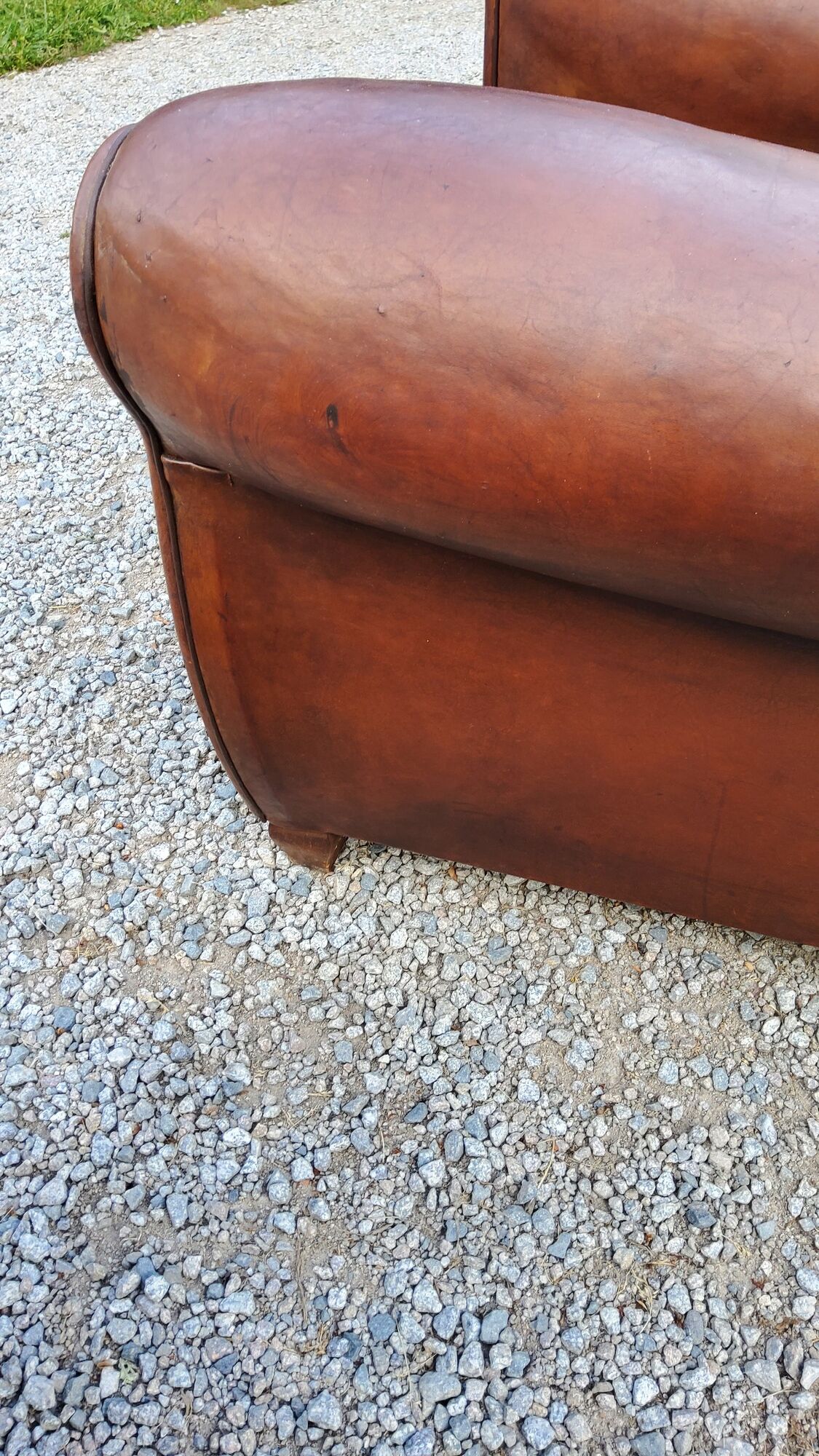 Paire de fauteuils club en cuir brun des années 30