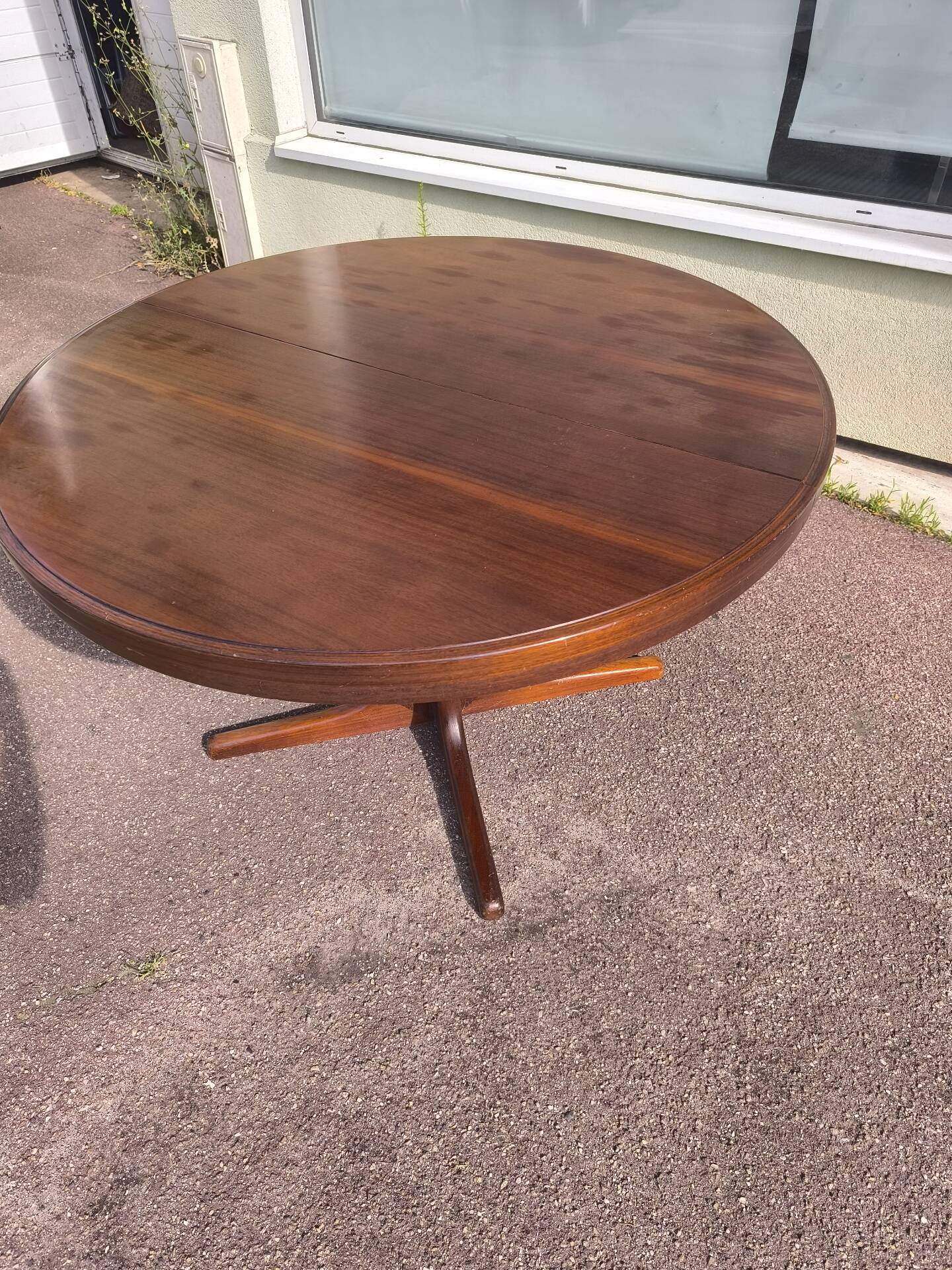 Extendable round table for 4 to 6 people, wood.