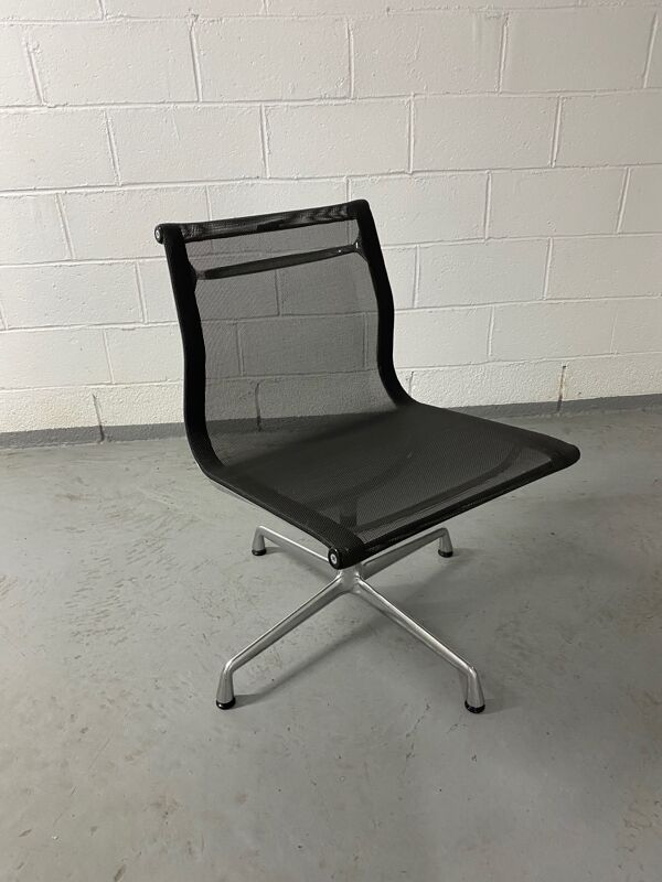 Fauteuil pivotant de Charles er Ray eames édition vitra
