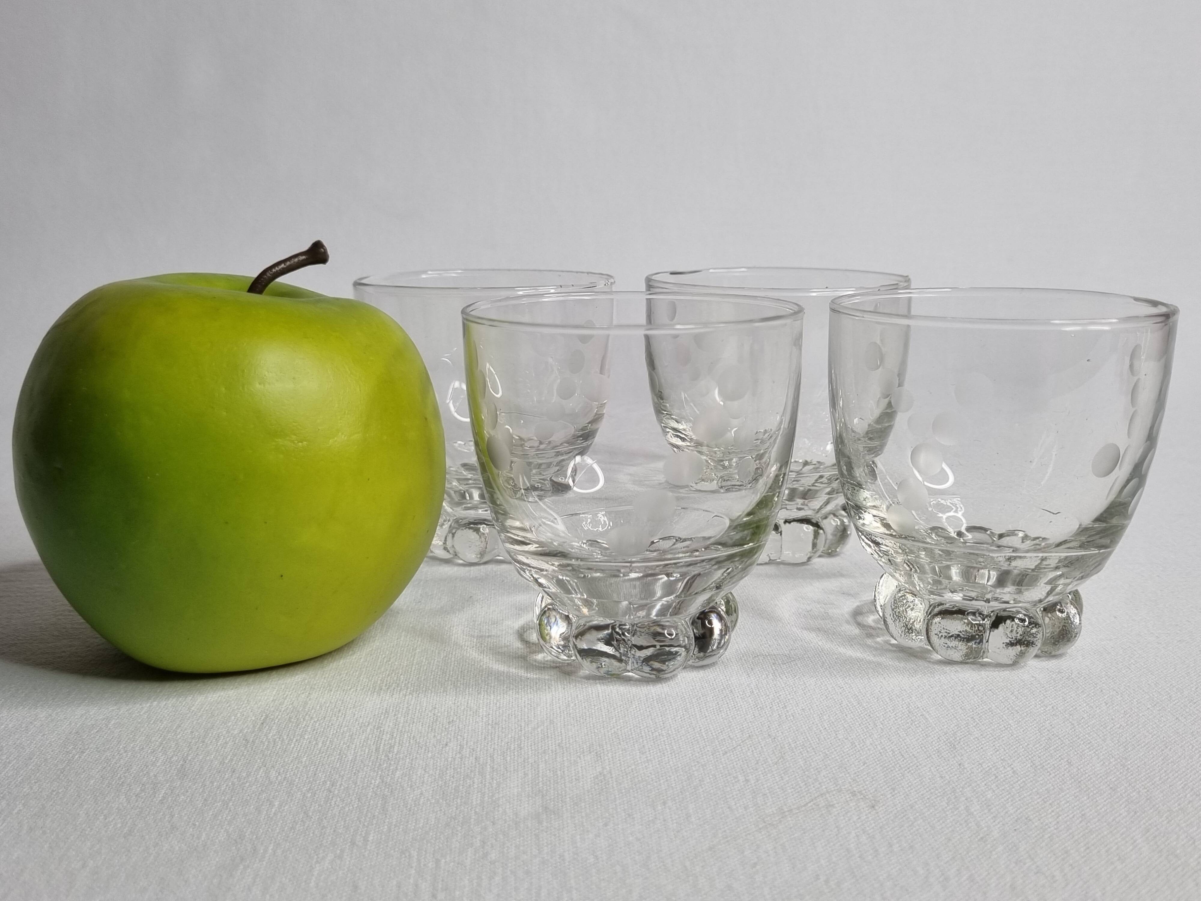 Set of four Art Deco style engraved crystal glasses on spherical feet