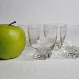 Set of four Art Deco style engraved crystal glasses on spherical feet