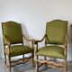 Fauteuils tapissés vert olive, cloutés