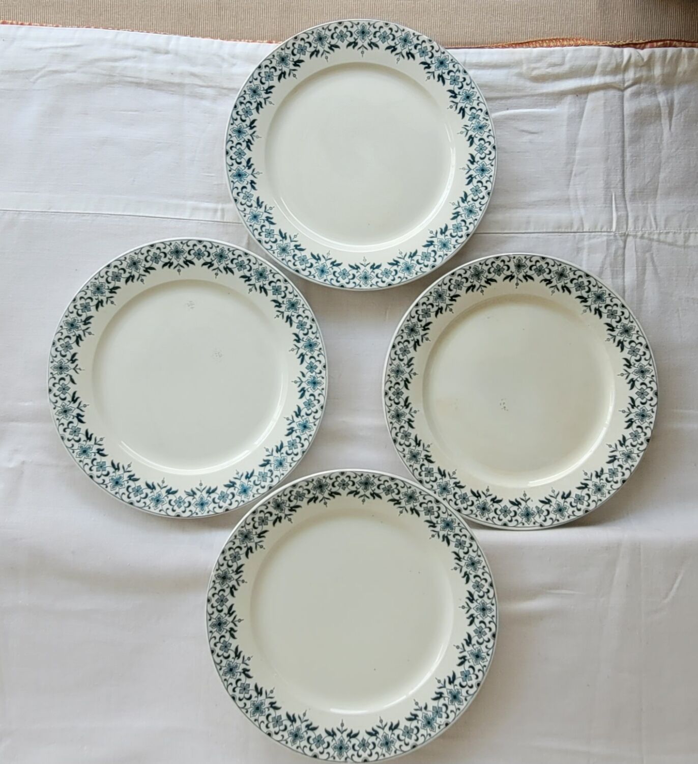 Set of 4 flat plates model Lucie u&c Sarreguemines Digoin white and blue floral border
