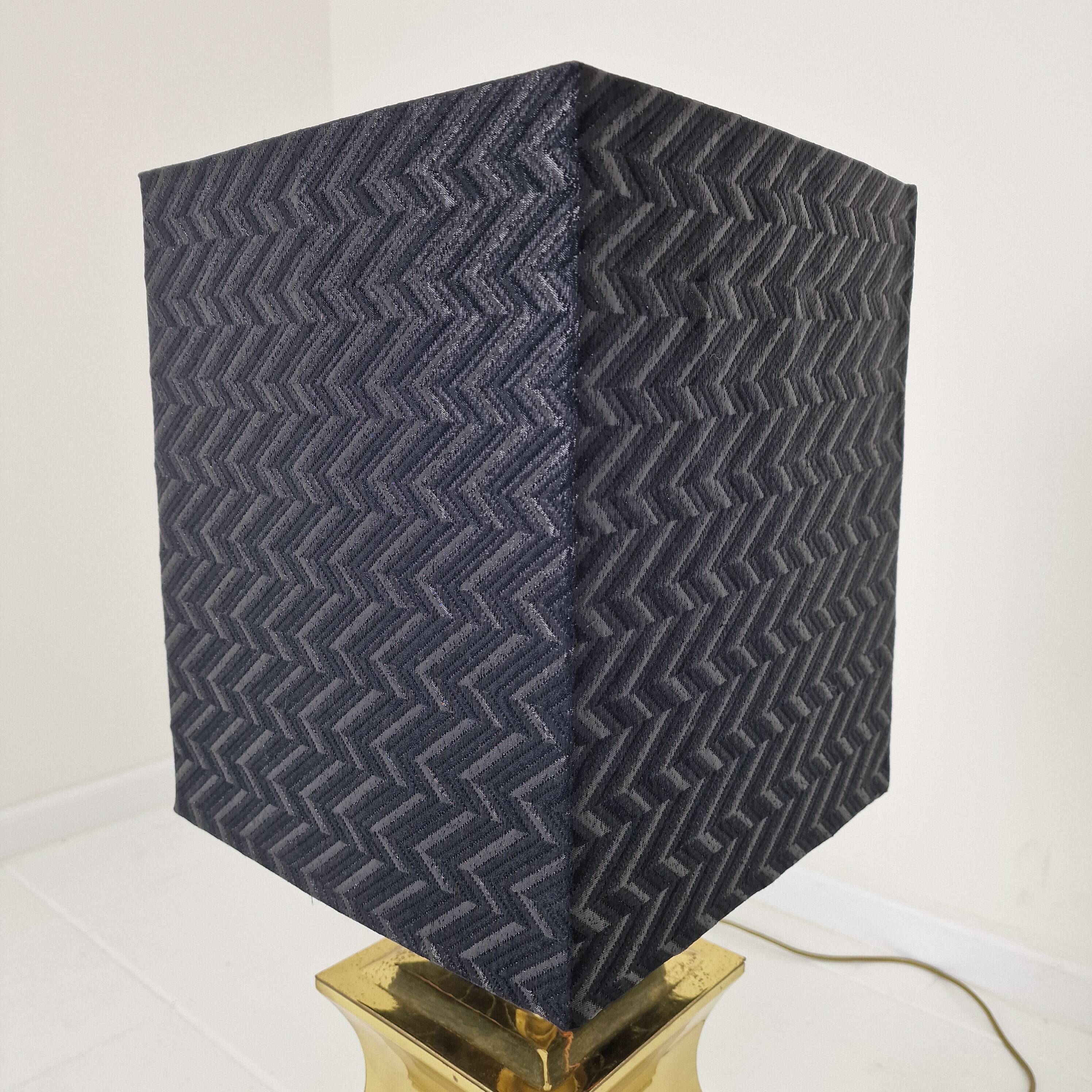 Paire de lampes de table de style Régence avec abat-jour noirs – Base en laiton et bois