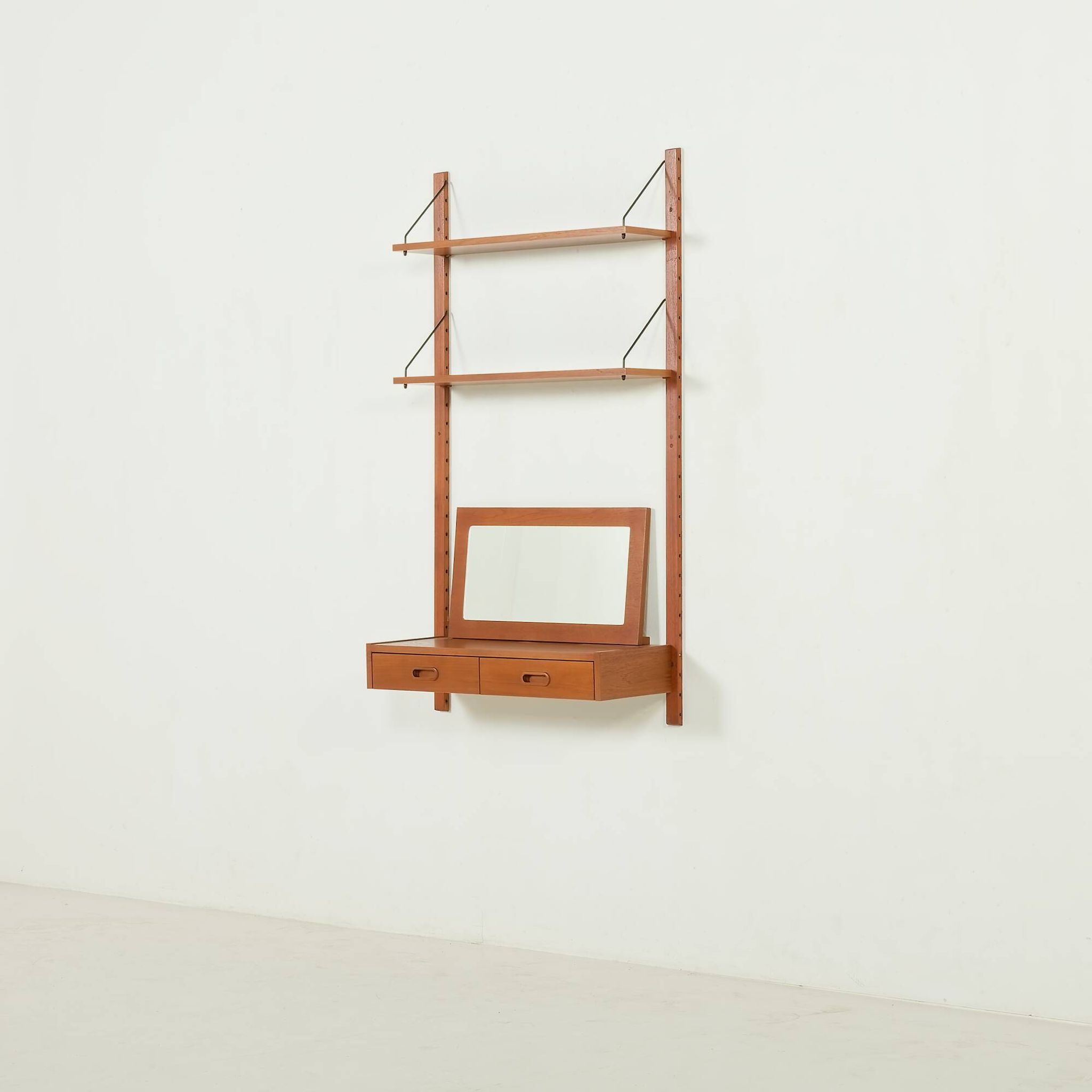 Un ensemble mural scandinave des années 70 avec un console et un miroir, Danemark.