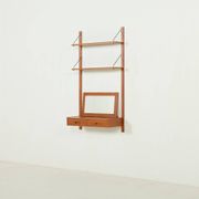 Un ensemble mural scandinave des années 70 avec un console et un miroir, Danemark.