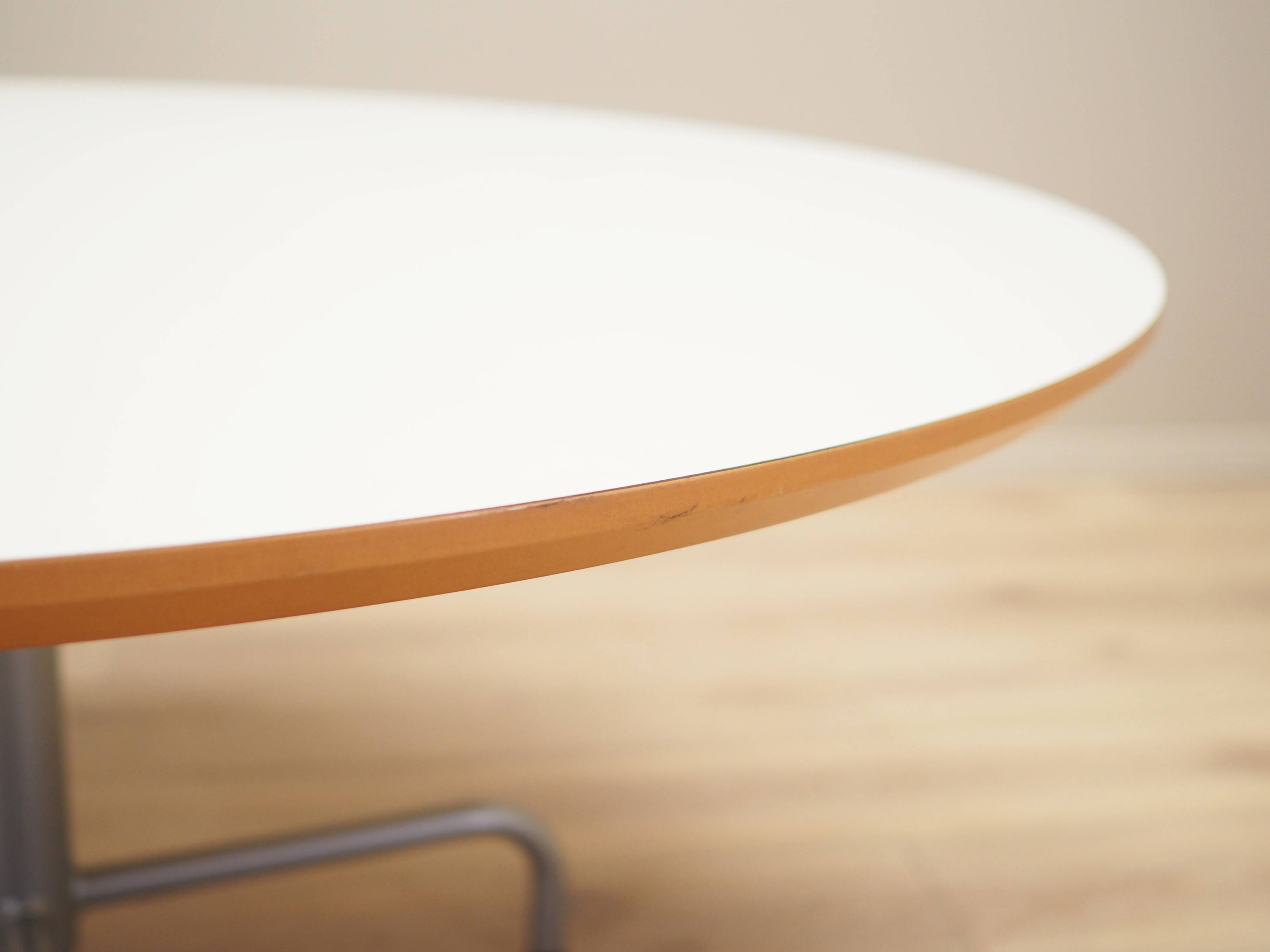 Round table, Danish design, 1990s, production: Denmark