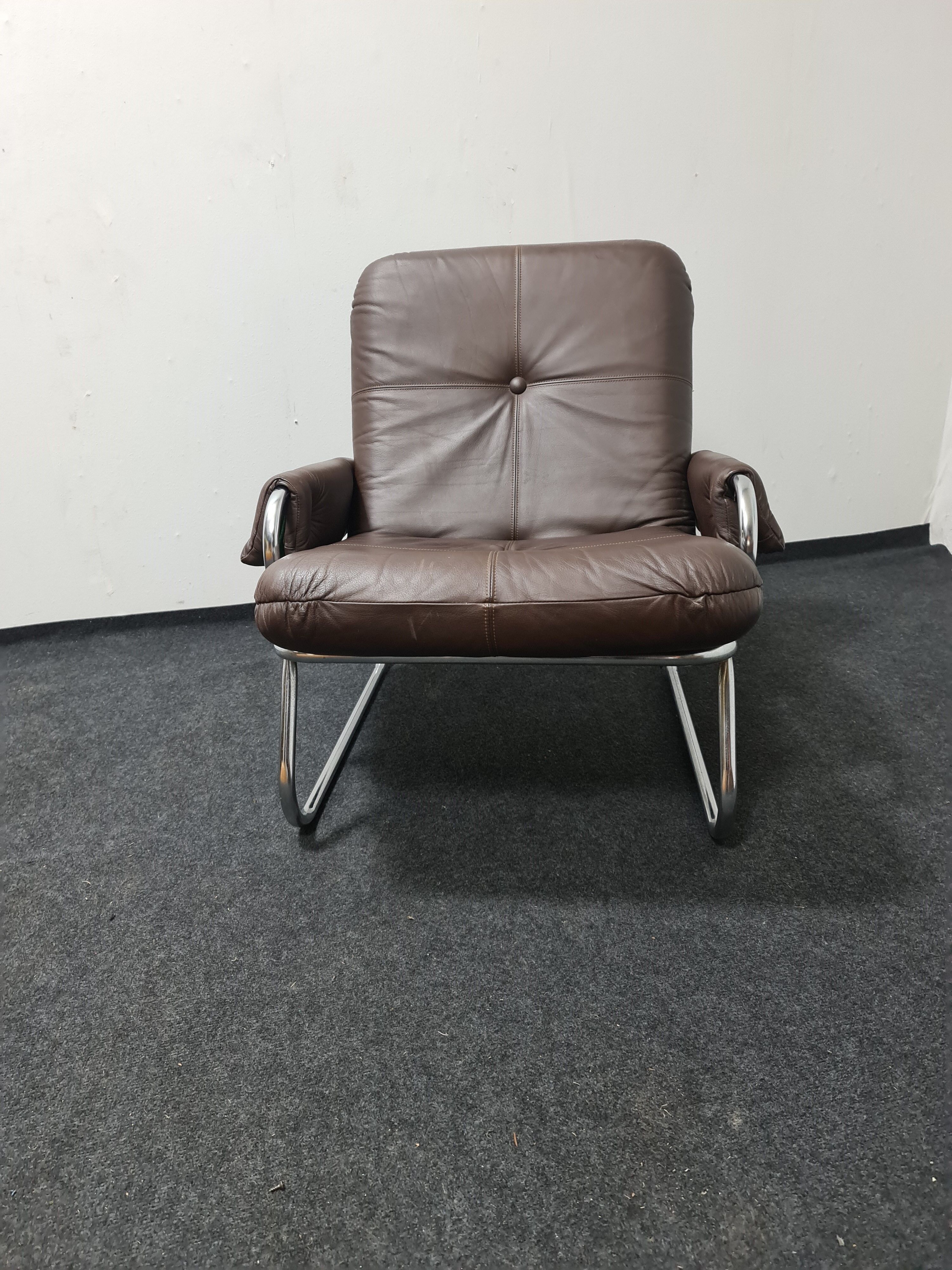 Vintage tubular framed leather lounge chair