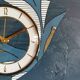 Horloge vintage pendule murale silencieuse asymétrique "Bleu blanc ocre"