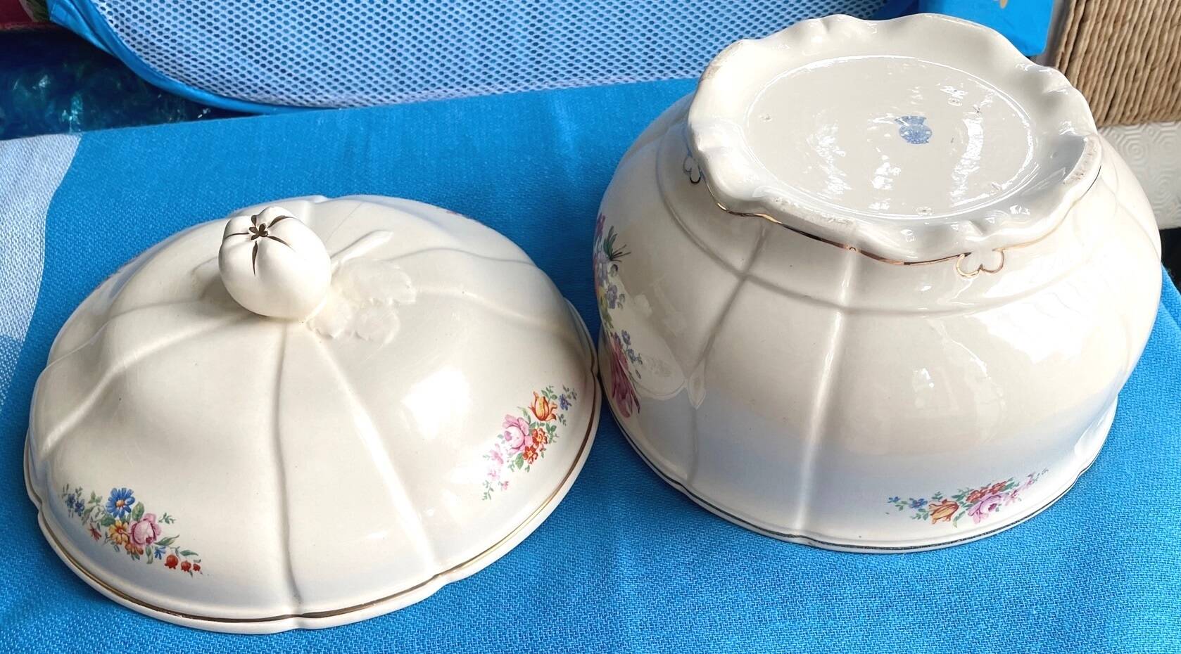 Soupière ancienne Badonviller – demi-porcelaine ivoire, fleurs et dorure