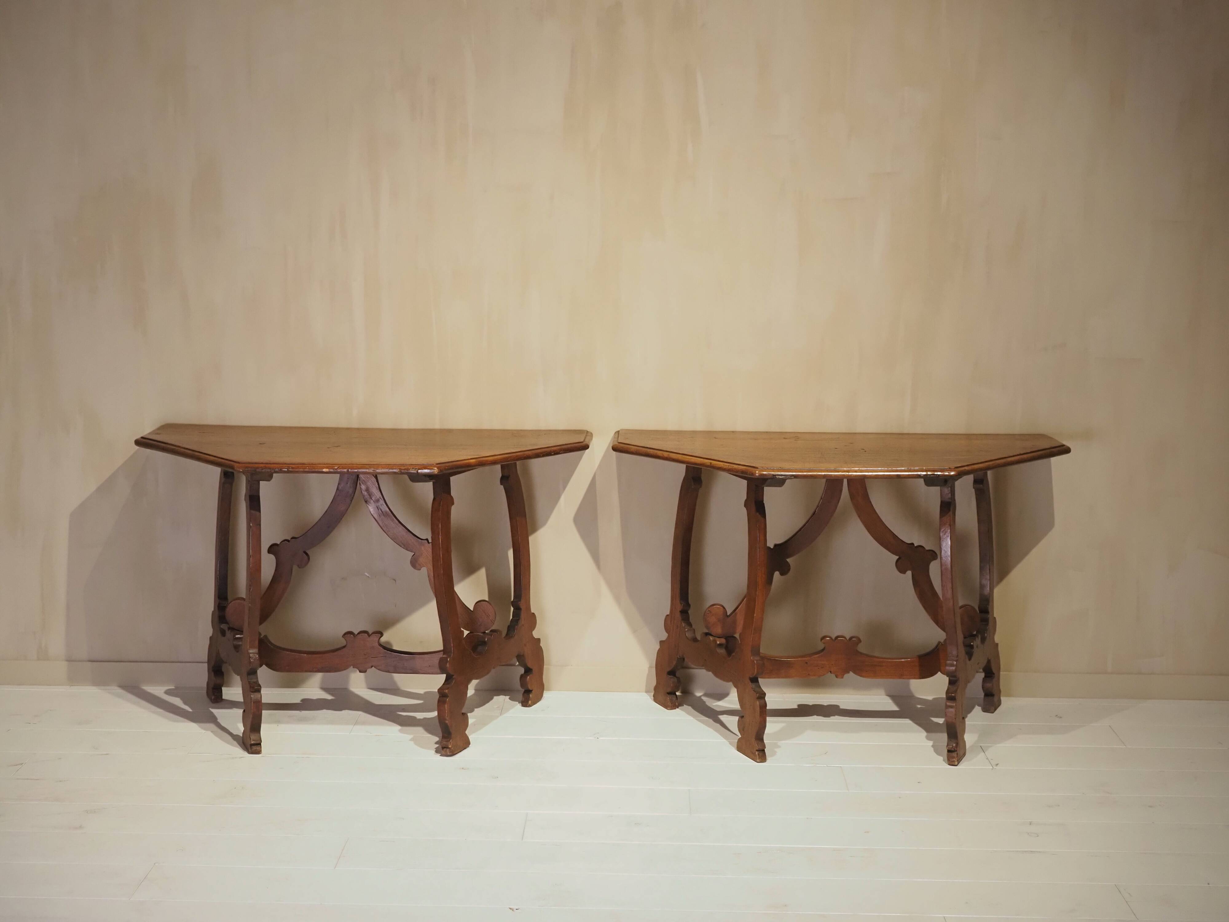 Pair of Italian consoles from the 18th century.