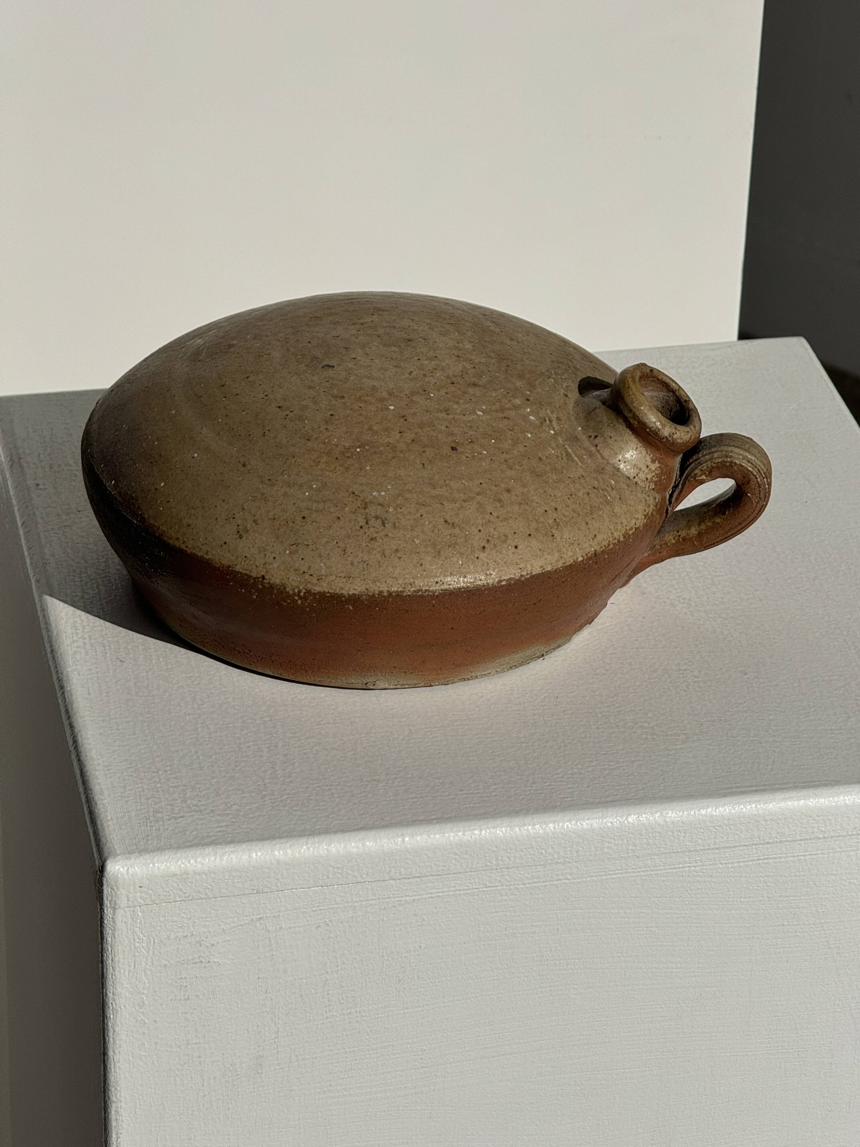 Round flat jar in old stoneware D20