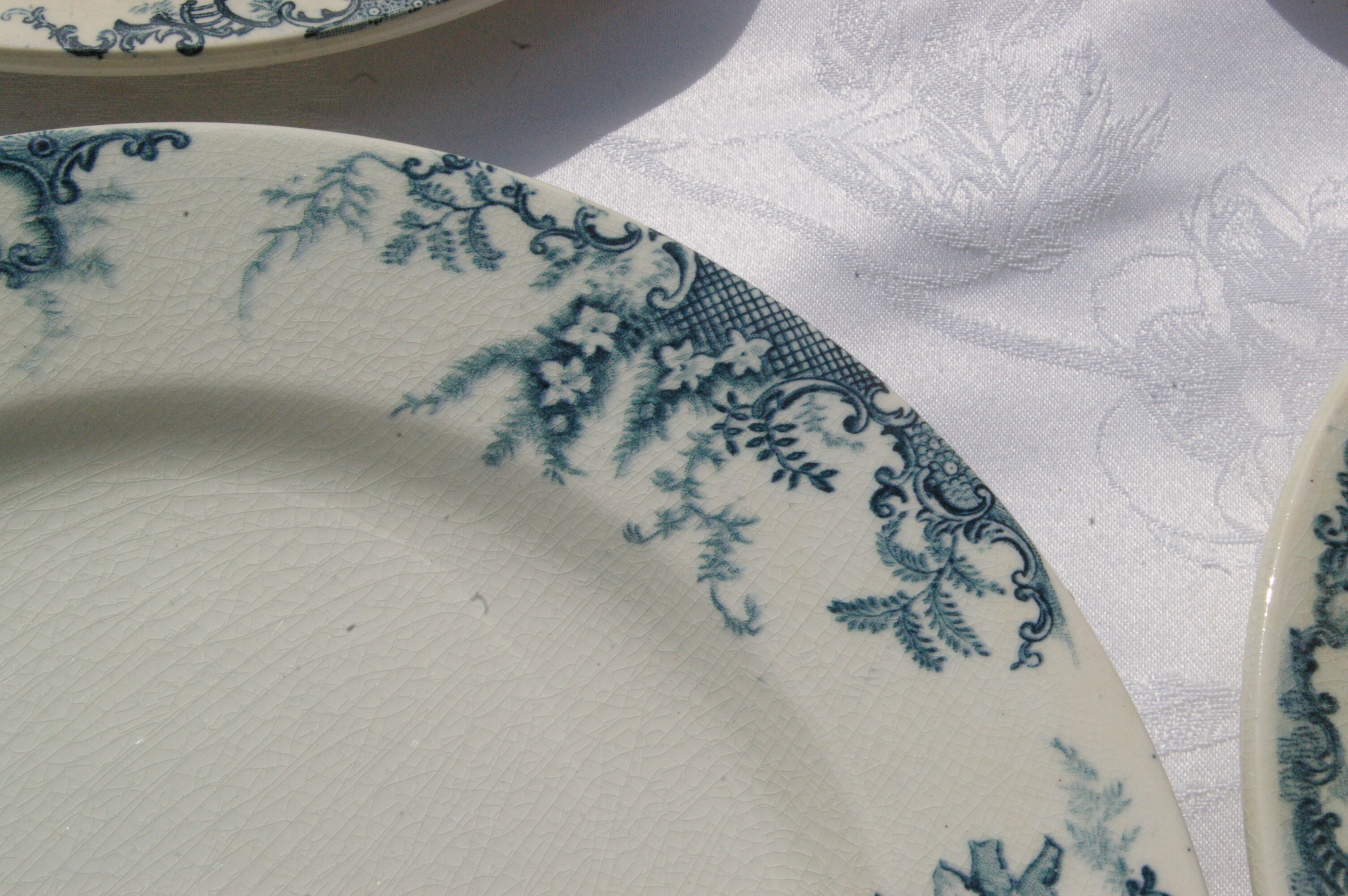 8 Flat plates in Clairefontaine Léon Grave earthenware Cyclamens model