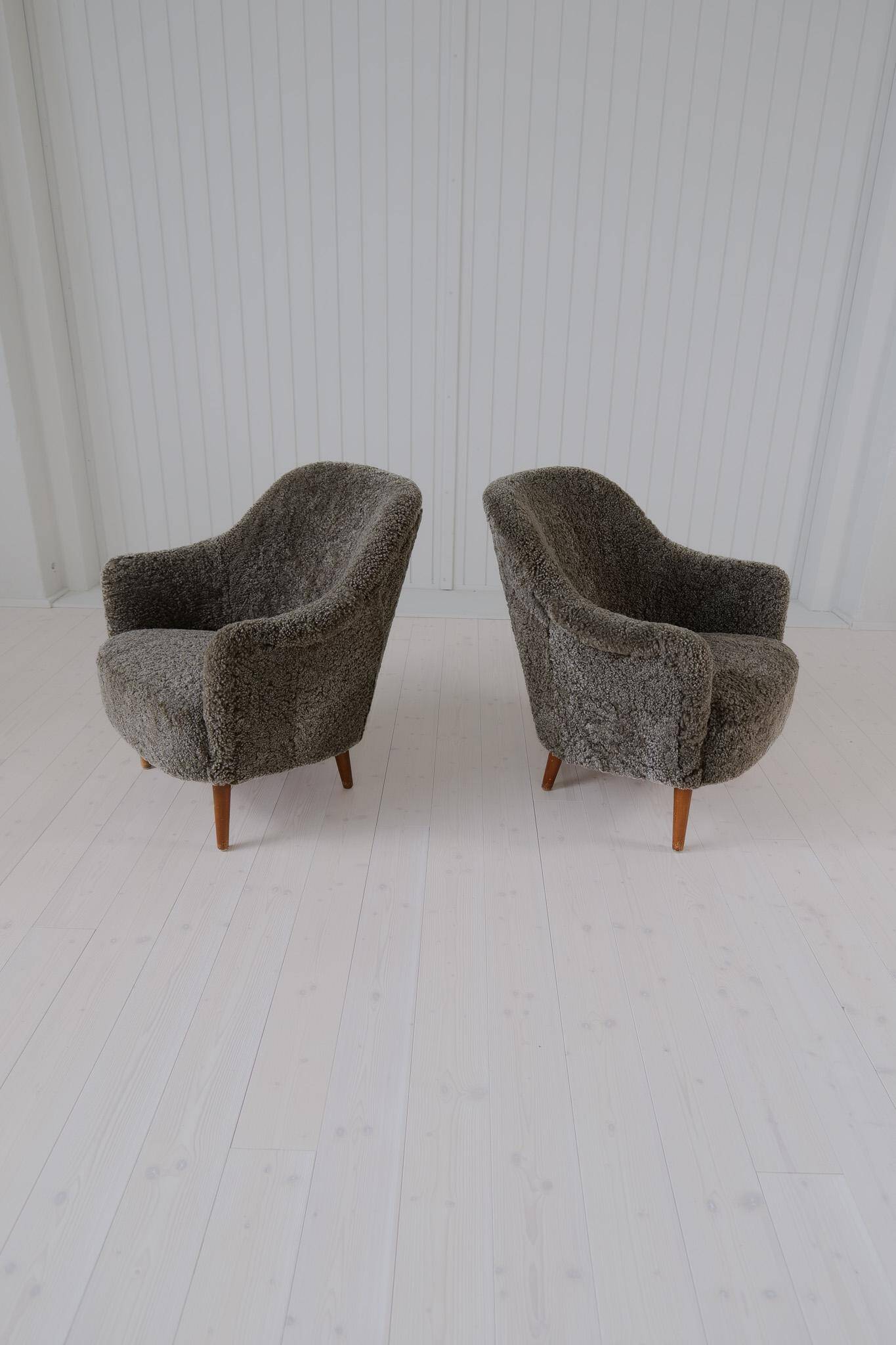 Samspel lounge chairs in sheepskin/mouton modernist mid-century by Carl Malmsten.