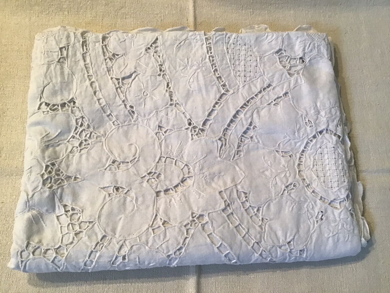 Embroidered tablecloth 1m60x2m60