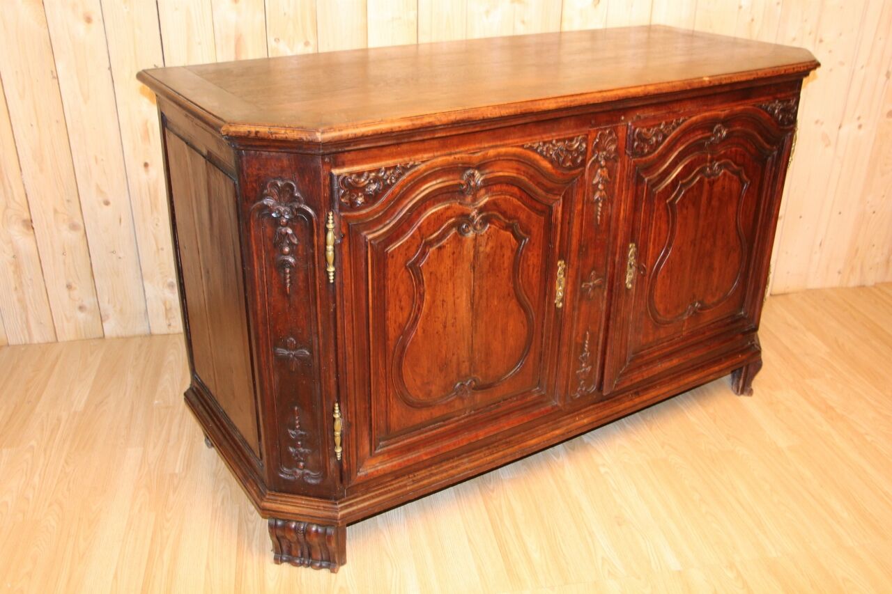 Buffet type of hunting in walnut period eighteenth period