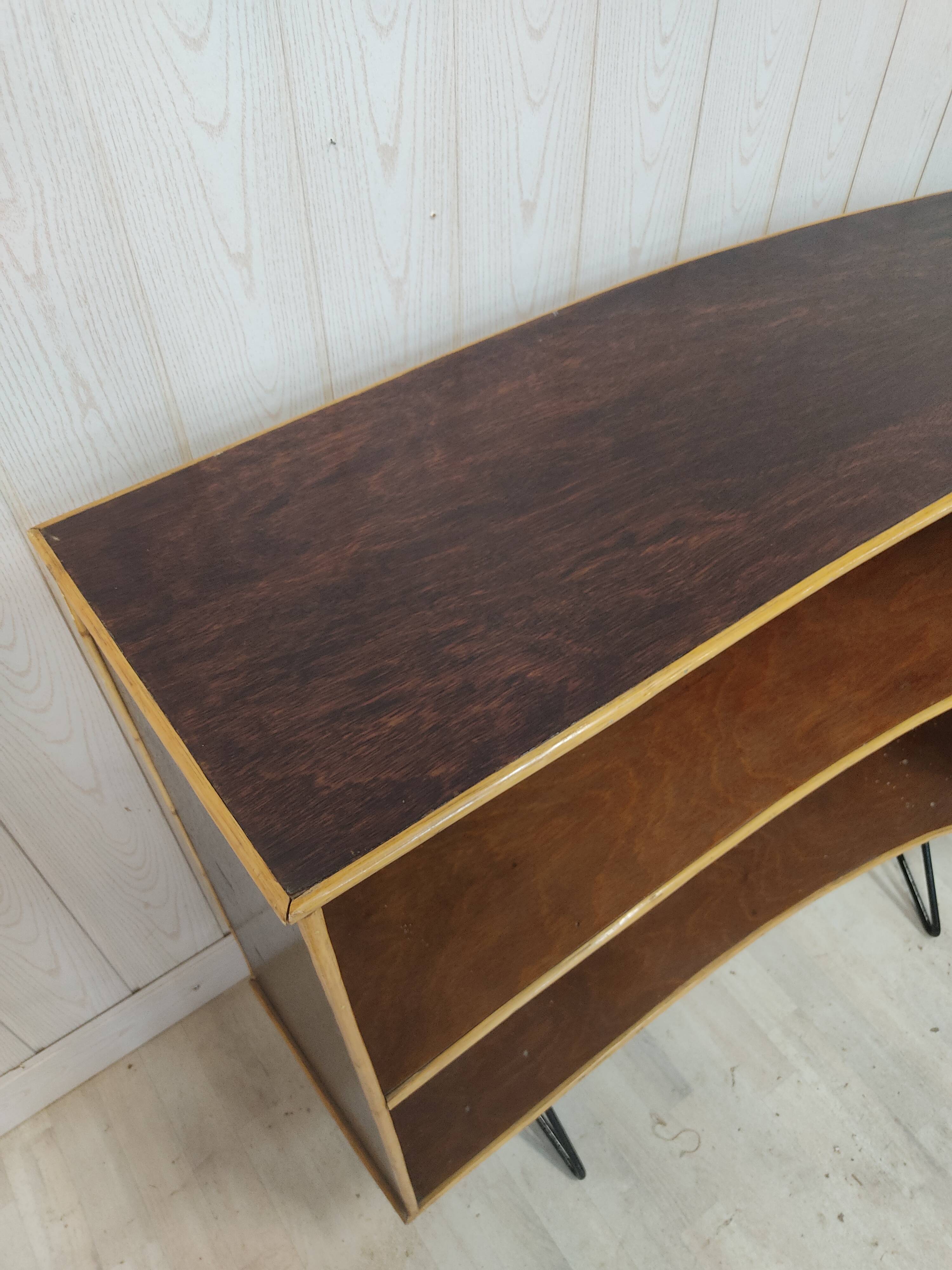 Vintage wicker bar and its two stools