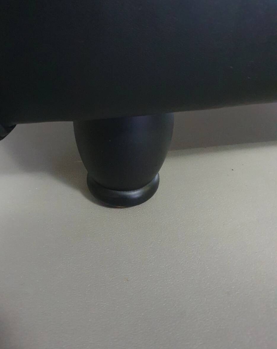 Rotonda sofa designed by Anna Gili originates from the Mastrangelo exposition in 1997 at The Frozen