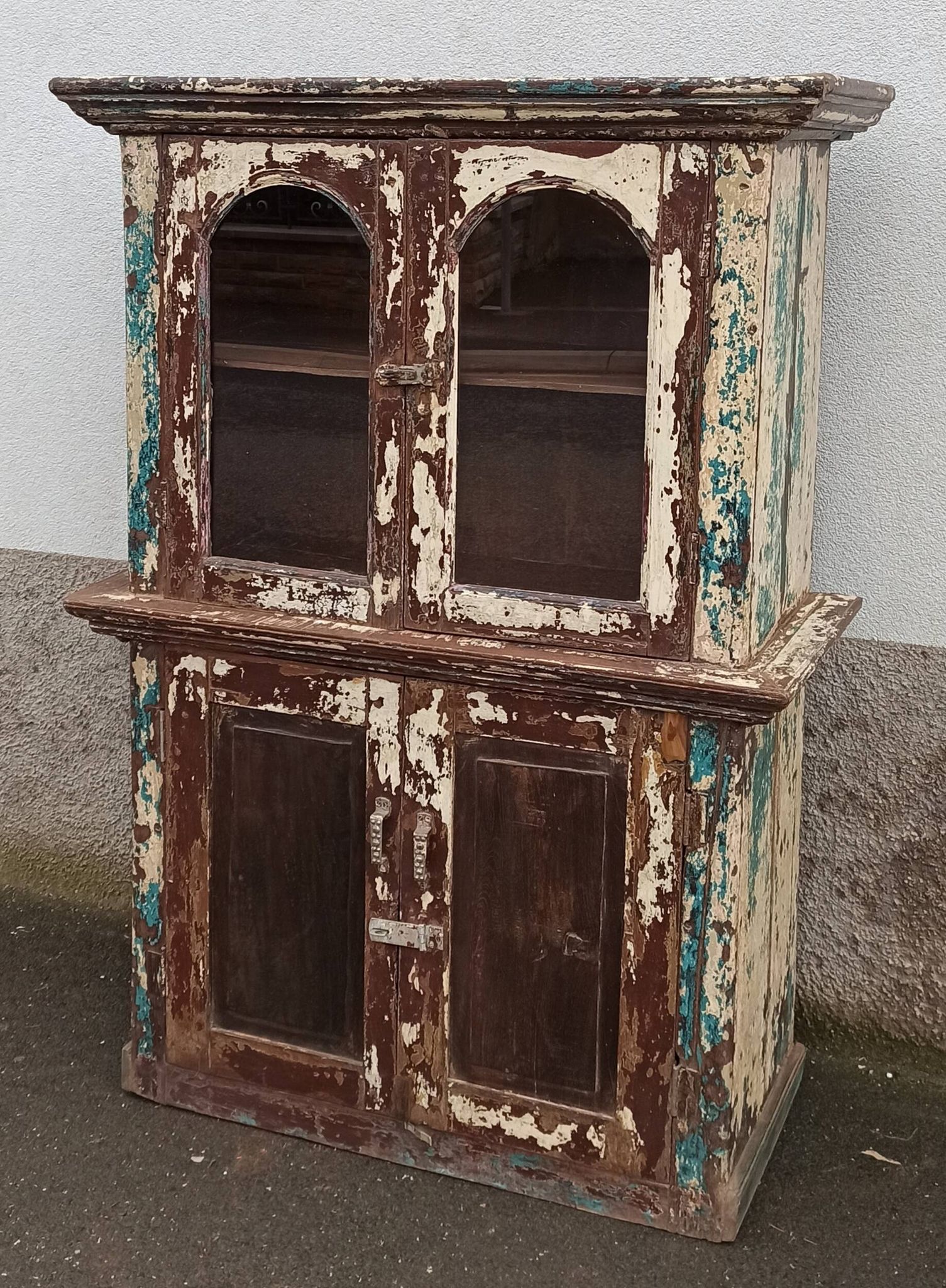 Armoire vitrée en bois ancienne patinée