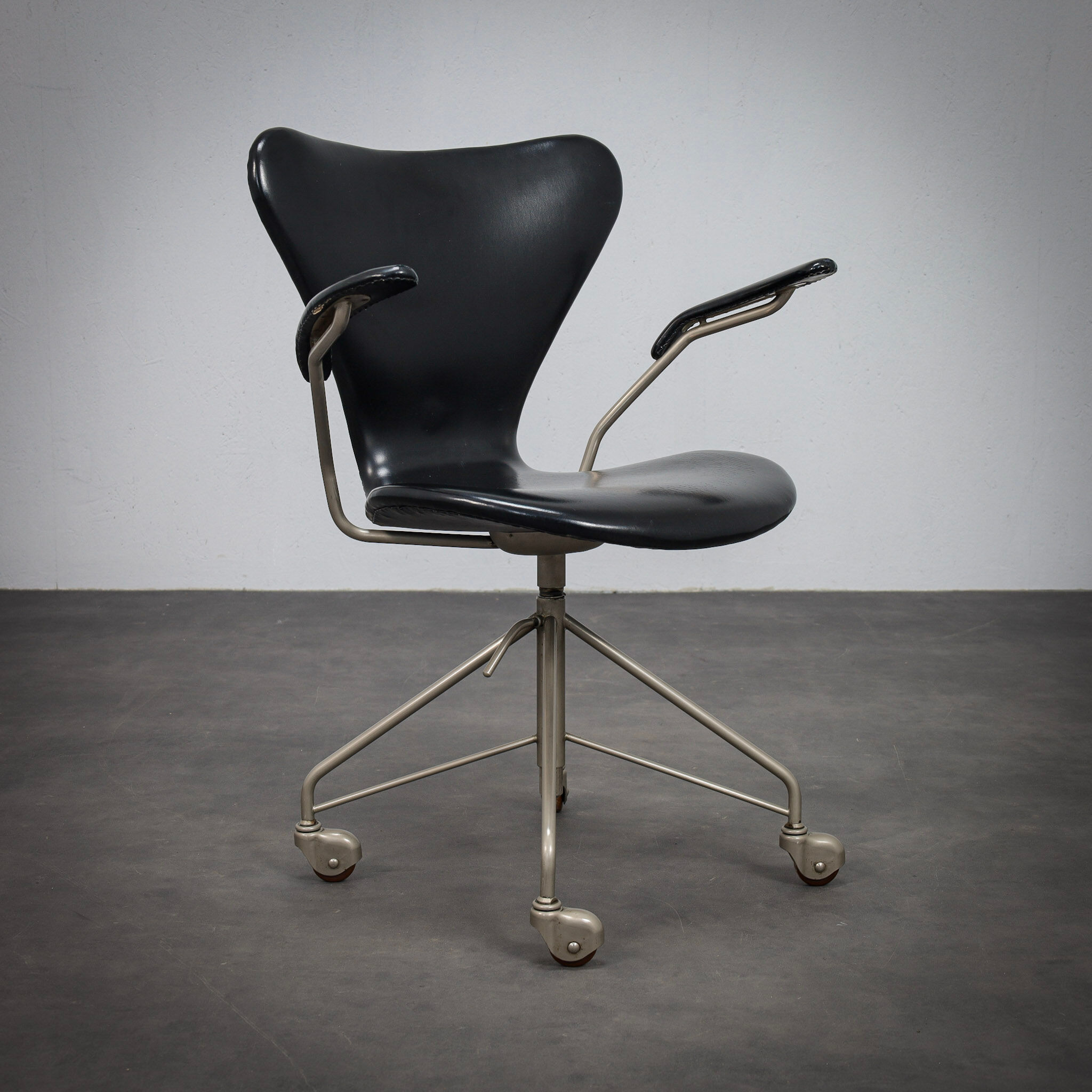 Arne Jacobsen Model 3217 office chair for Fritz Hansen, first edition, 1950s
