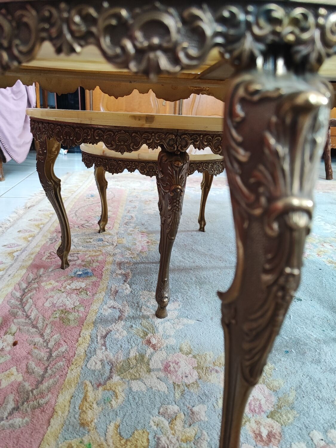Kidney bean nesting tables