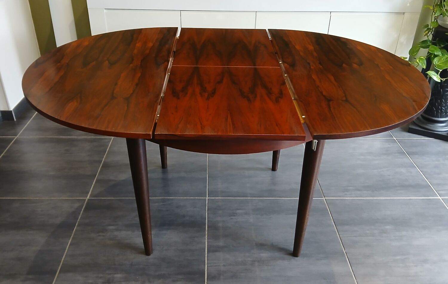 Scandinavian extendable round table in Rio rosewood, 1970s