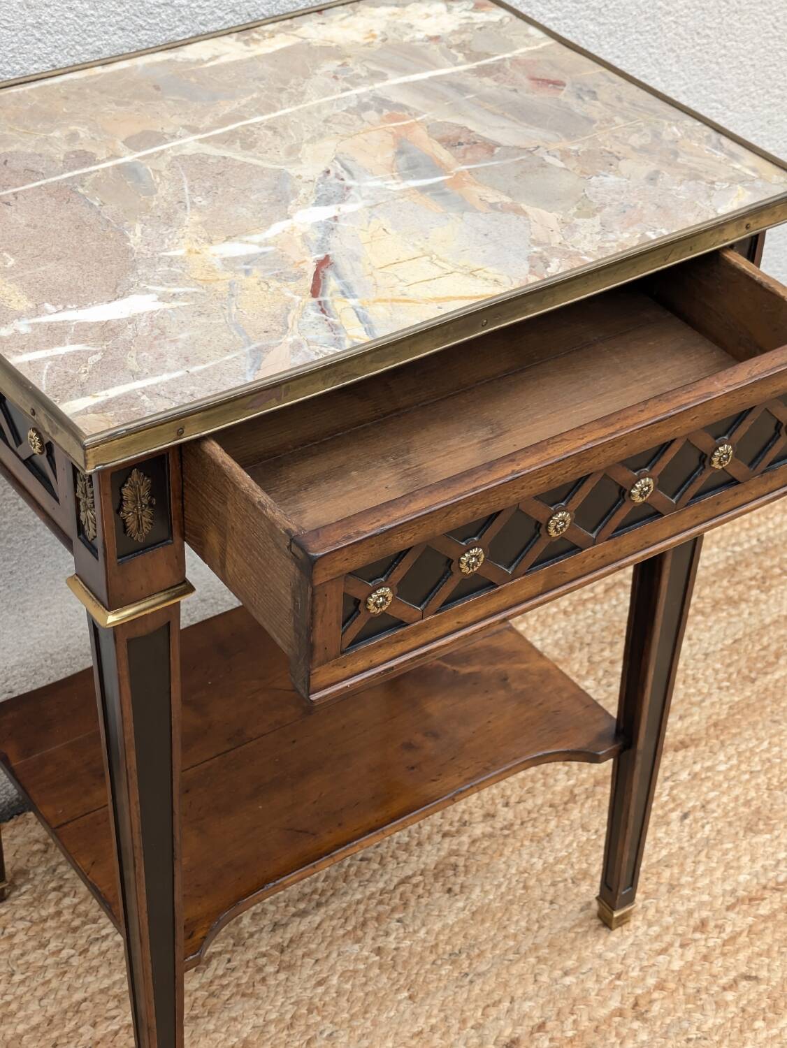 Table d'appoint style Louis XVI, marbre, début XXème, estampillée