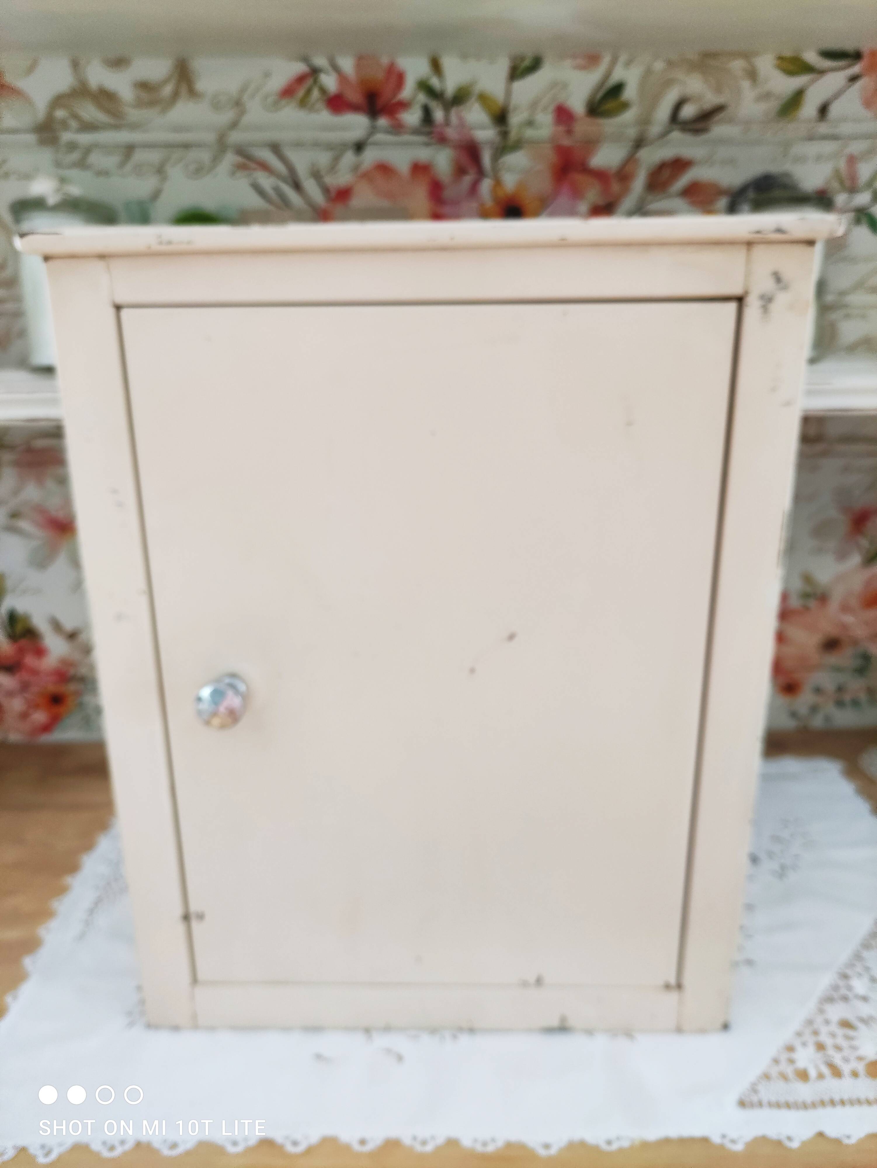 Armoire à pharmacie vintage années 50 en métal beige patiné