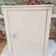 Armoire à pharmacie vintage années 50 en métal beige patiné