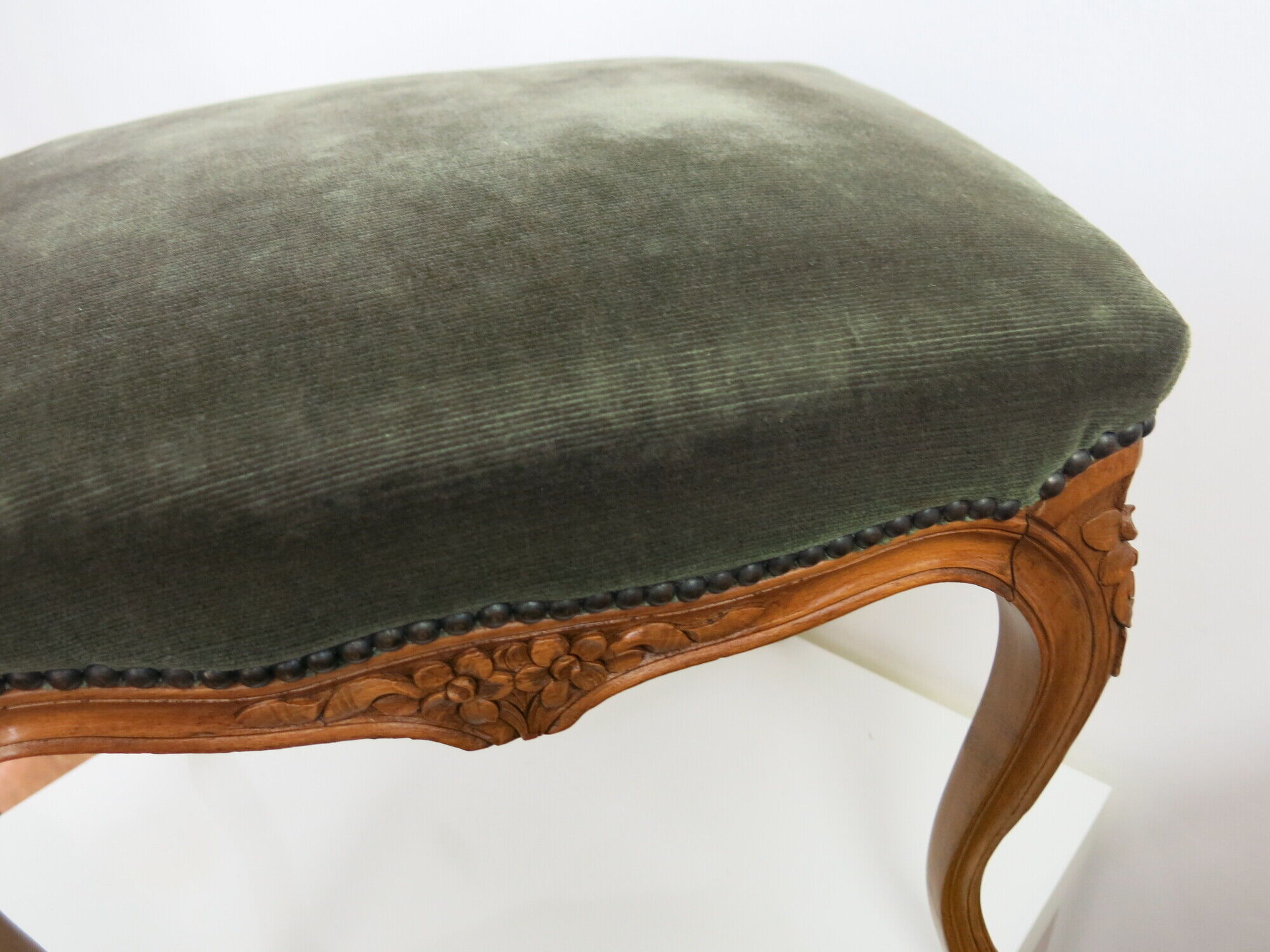 Louis XV footrest in carved wood and green velvet