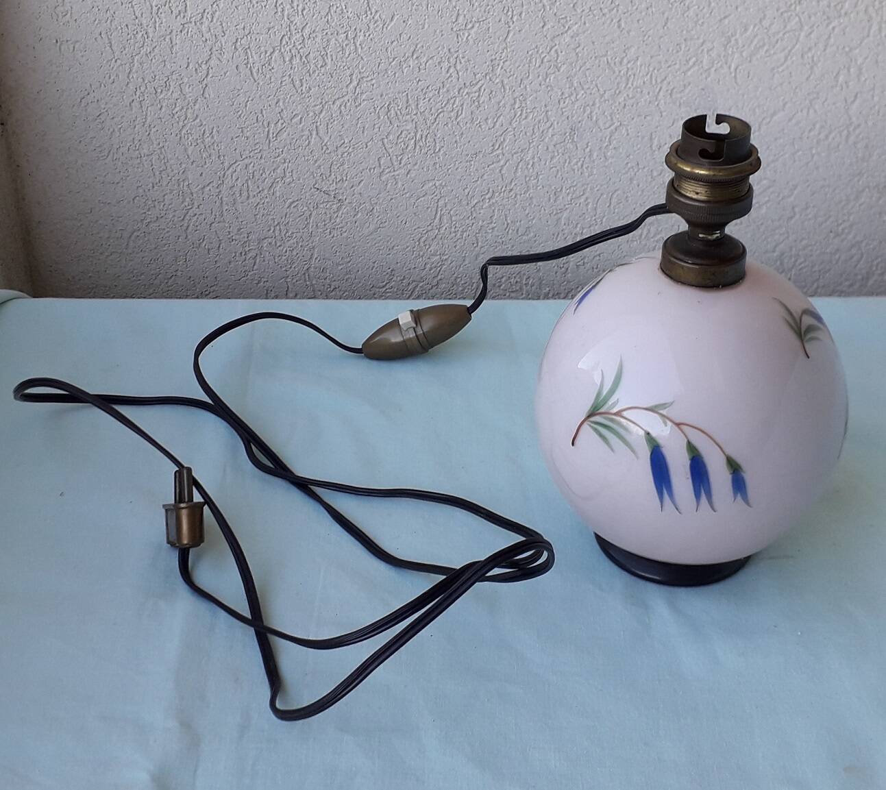 Lamp base in pink opaline