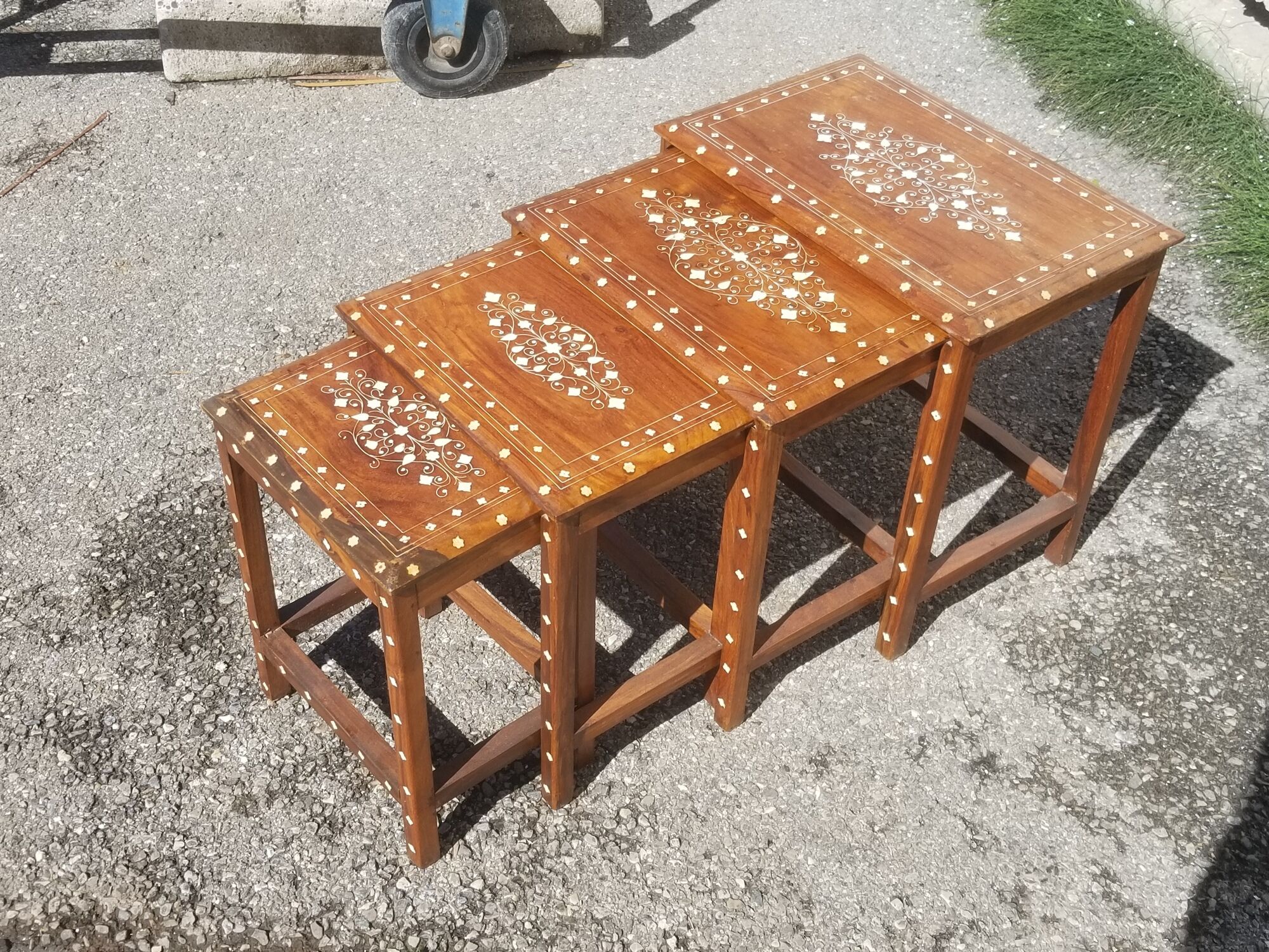 Series of 4 wooden trundle tables with mother-of-pearl inlays, Orient XXth