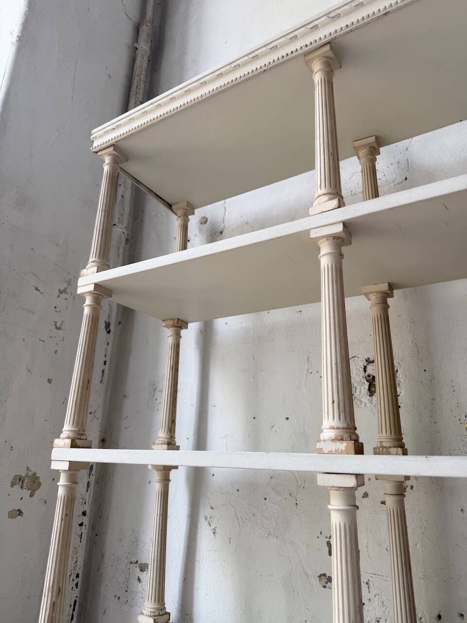 Bibliothèque, étagère XL Napoléon en bois patiné blanc