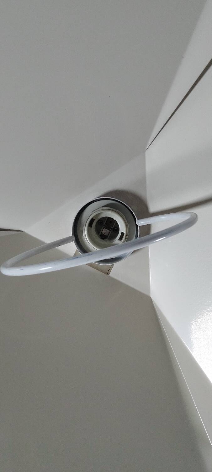 Suspension design vintage, style années 80.