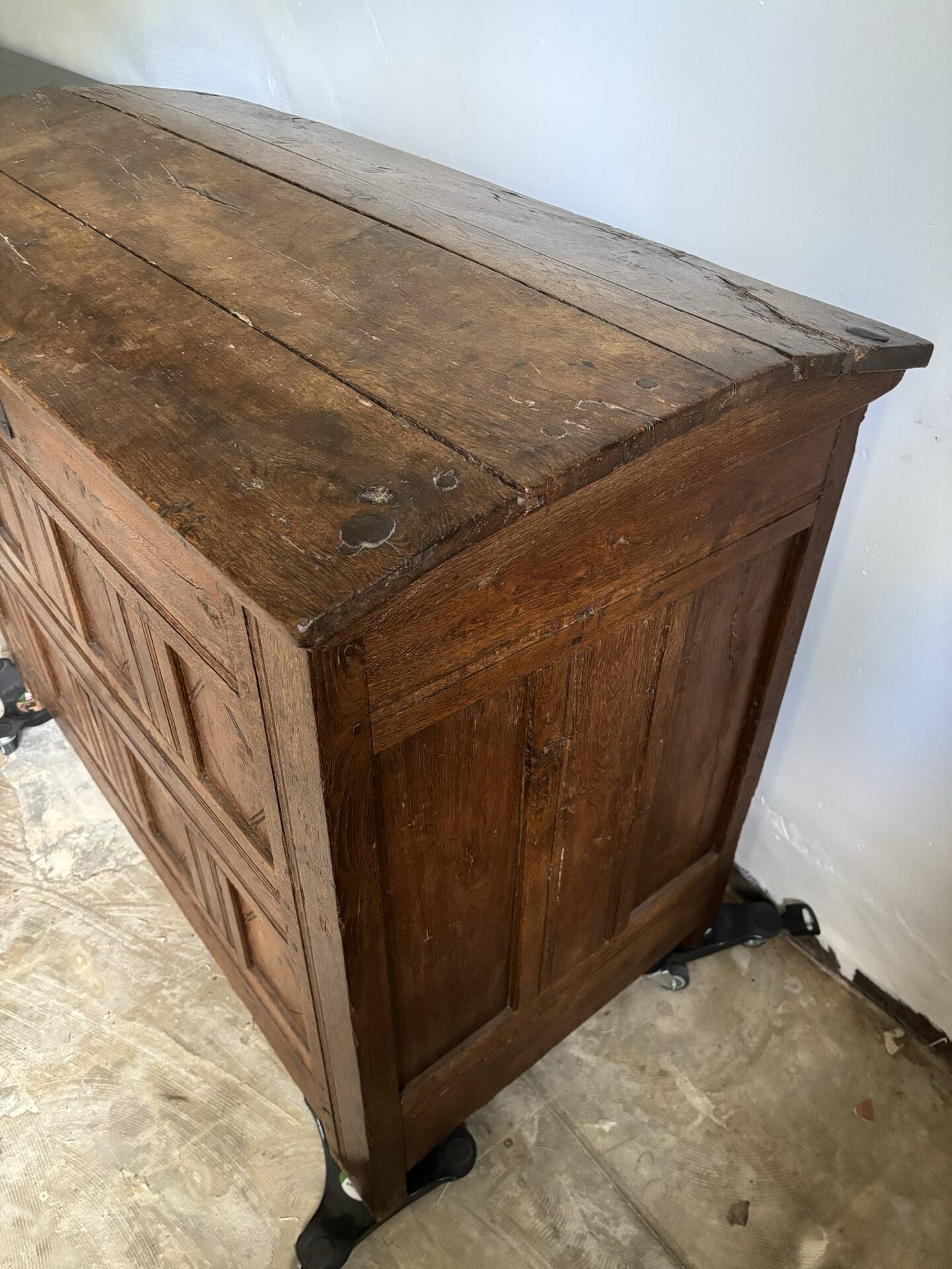 Antique oak chest from the 17th to 18th century.