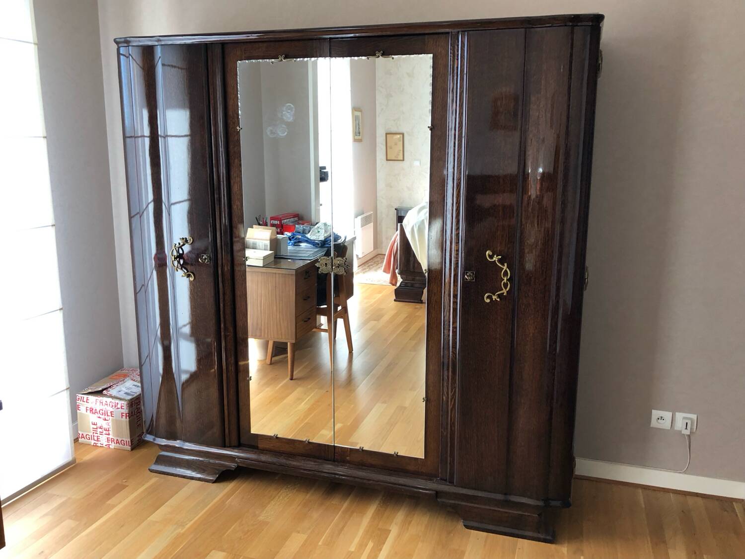 Art Deco bedroom set in walnut burl and marble