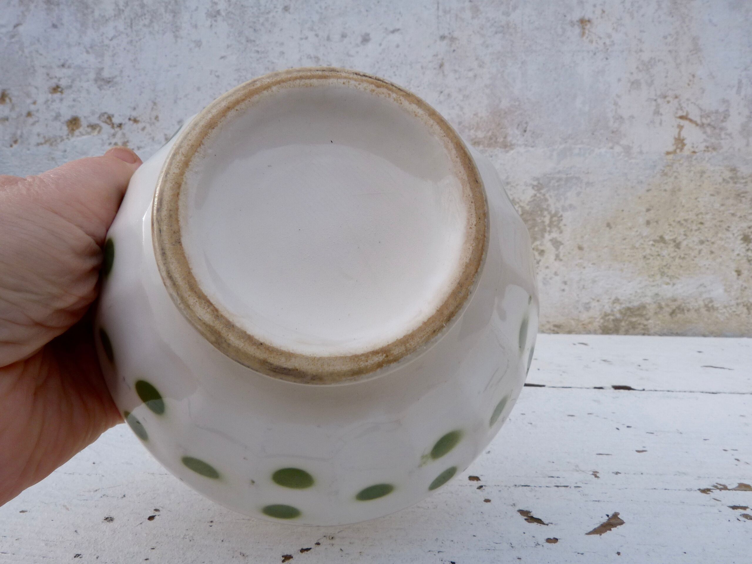 Bol ancien en céramique à pois vert