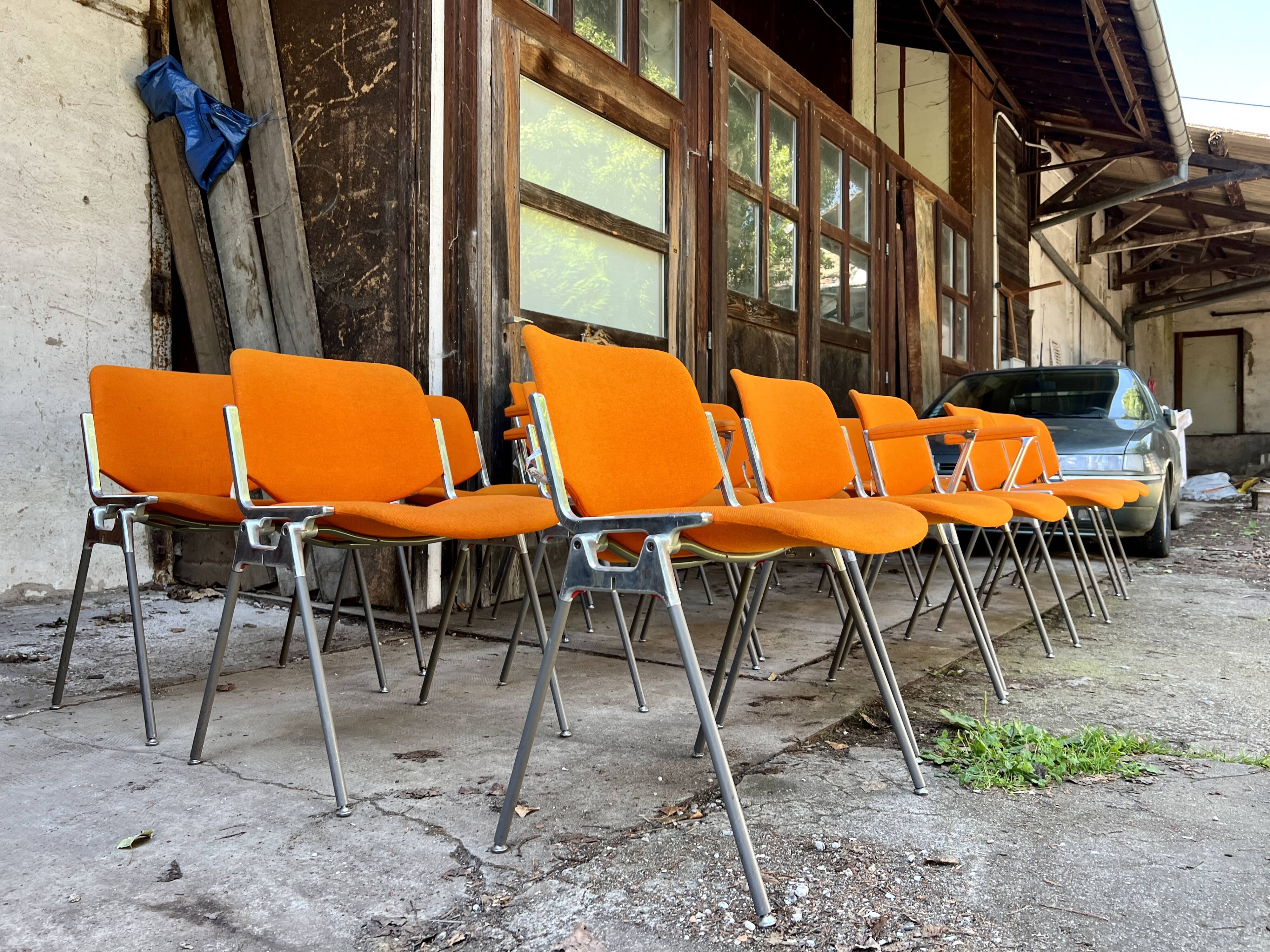 Sérié 39 chaises 4 fauteuils DSC 106 en tissu orange par Giancarlo Piretti pour Castelli