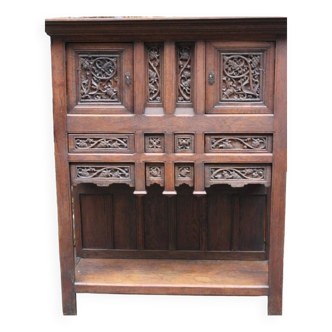 Meuble dressoir à deux corps style néo-gothique.