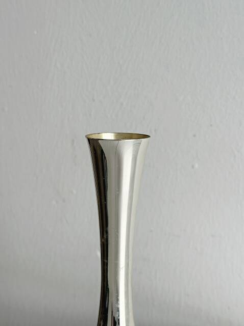 Lightweight metal single-stem vase