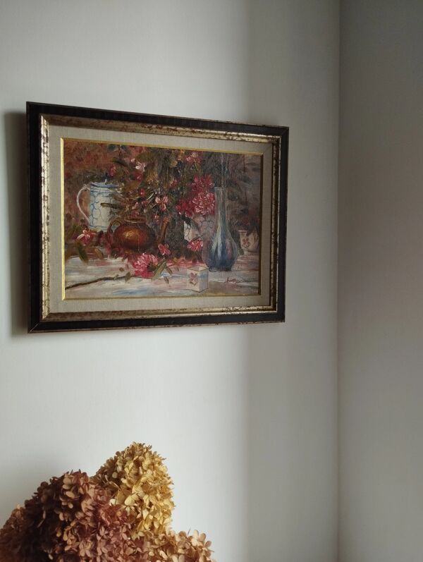 Nature morte aux fleurs roses et aux pots bleus.