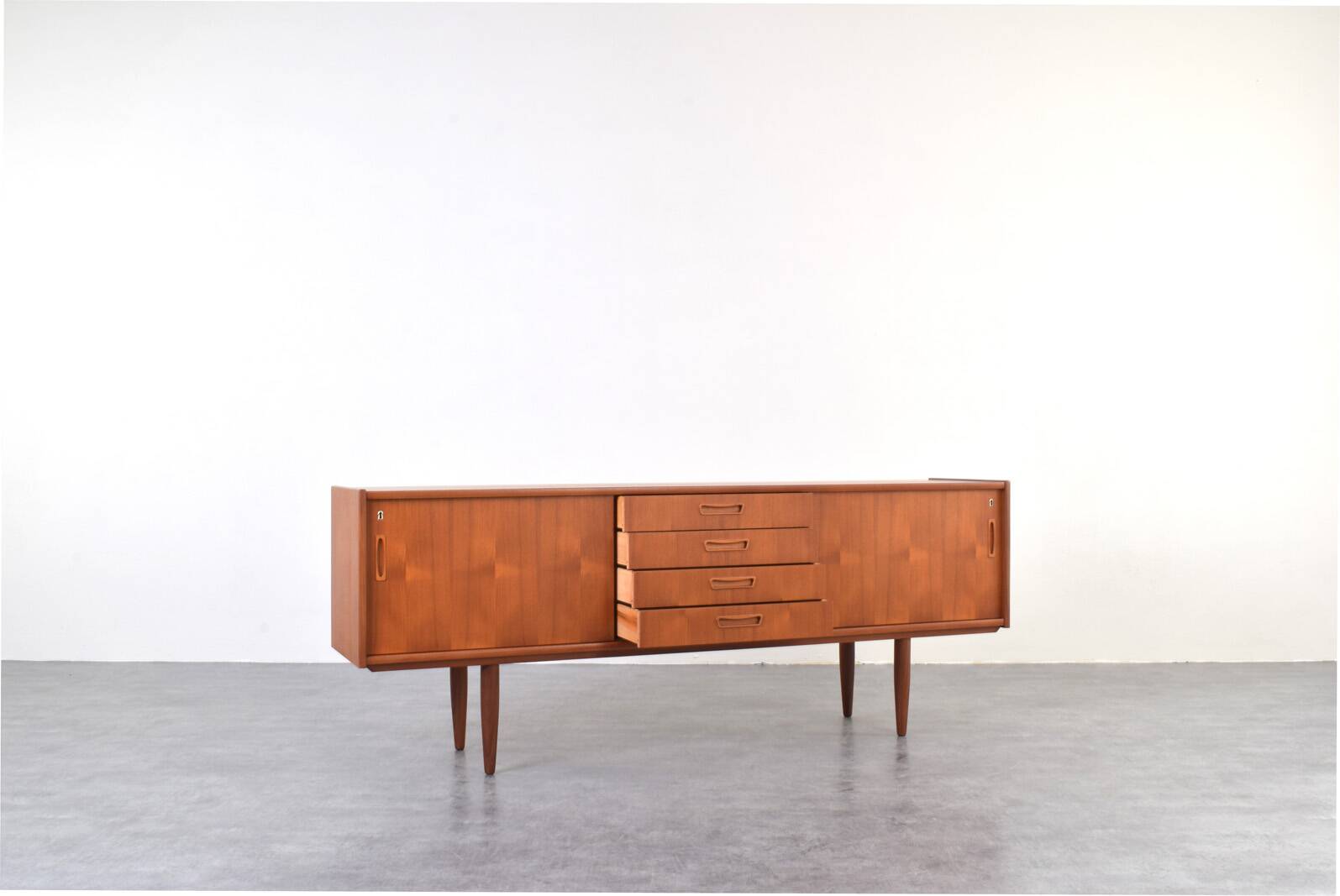 Buffet en teck danois du milieu du siècle, années 1960.