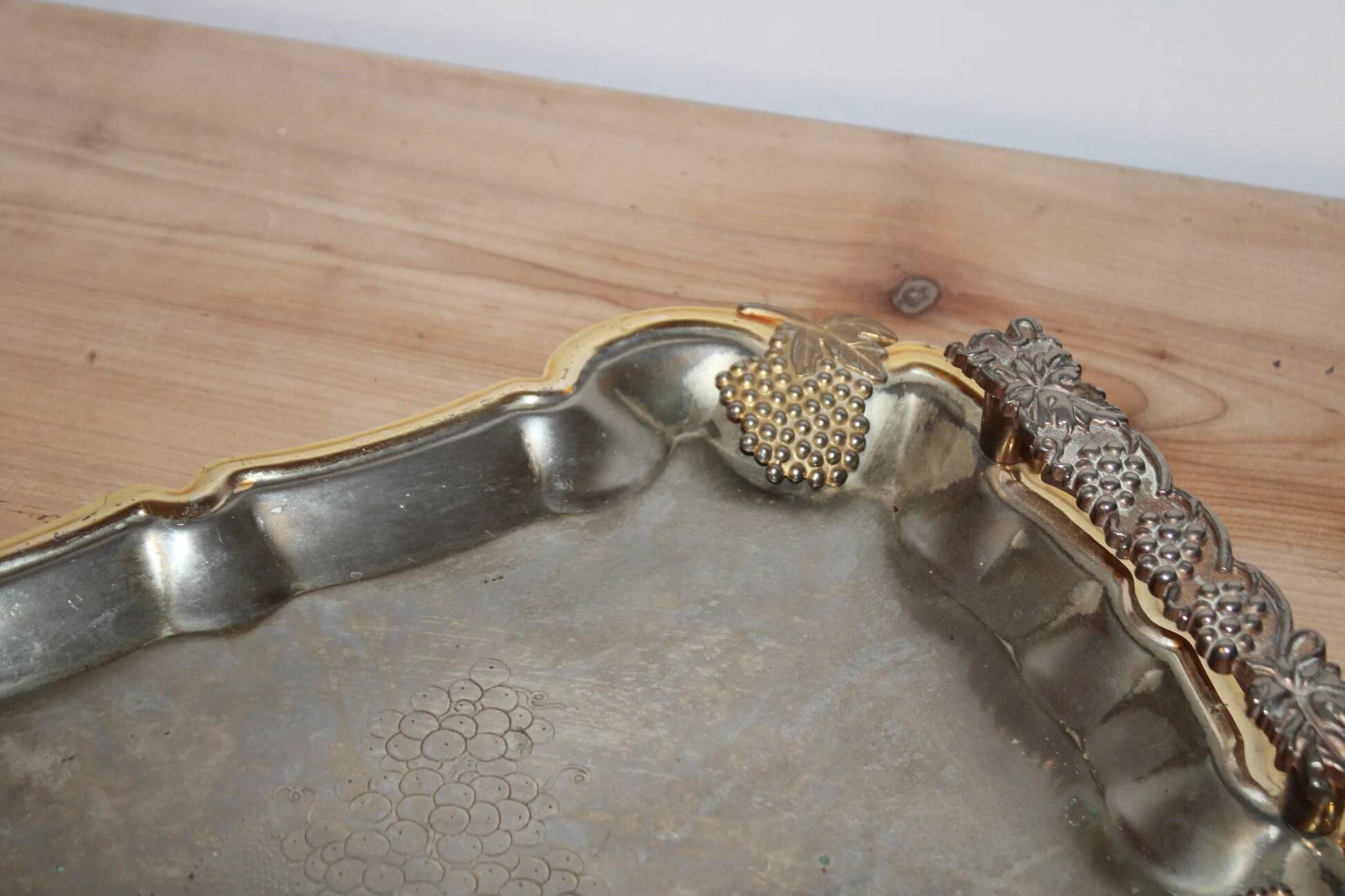 Vintage silver and gold metal serving tray – Grape cluster decoration – 36 cm